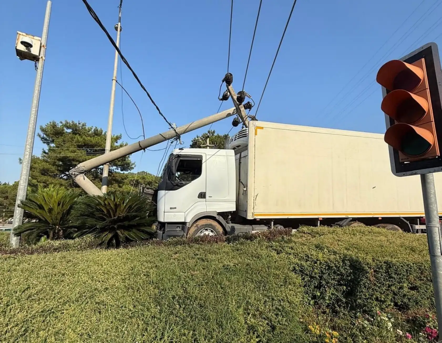 Marmaris'te freni tutmayan kamyon beton direği ikiye böldü