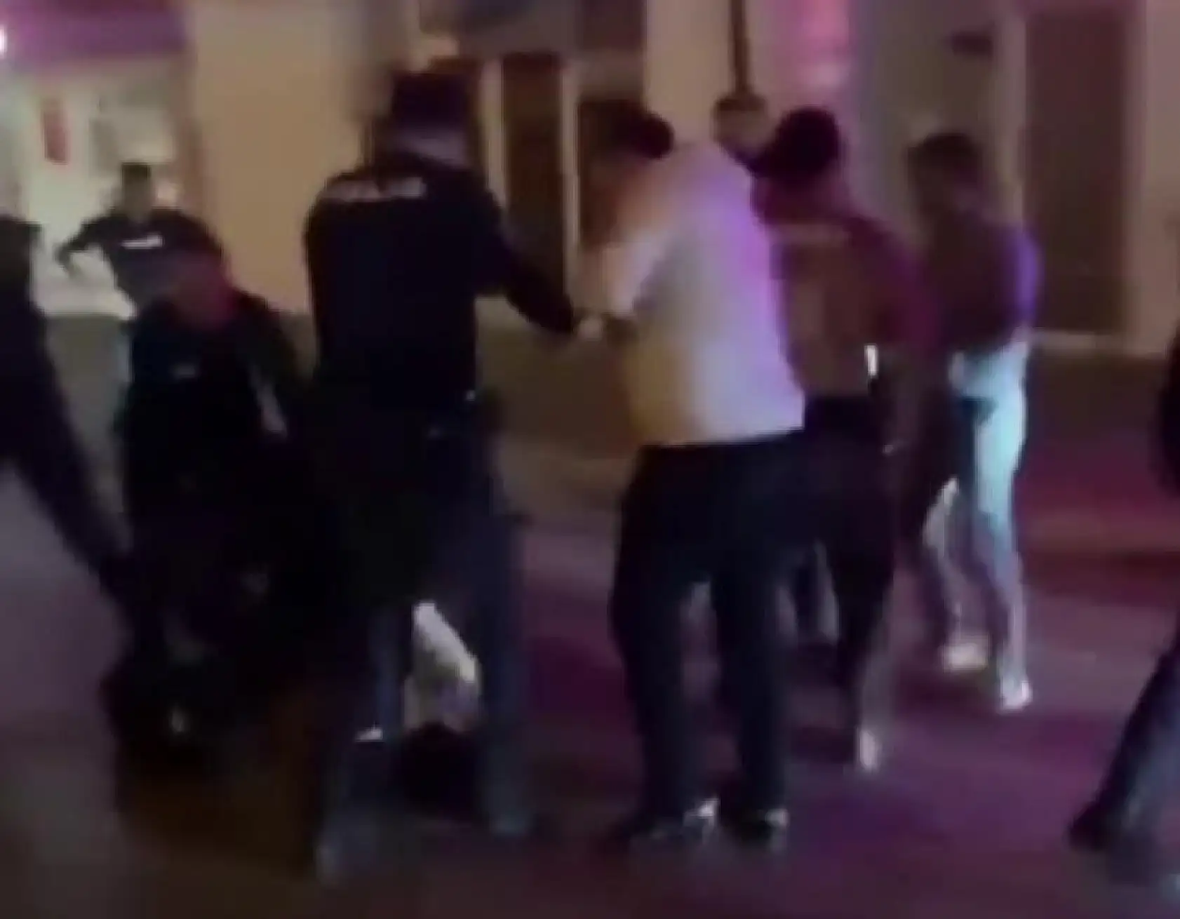 Şüphelinin yakını polise bıçakla saldırdı, yaralının yakınları tekme ve yumruk attı: 3 gözaltı