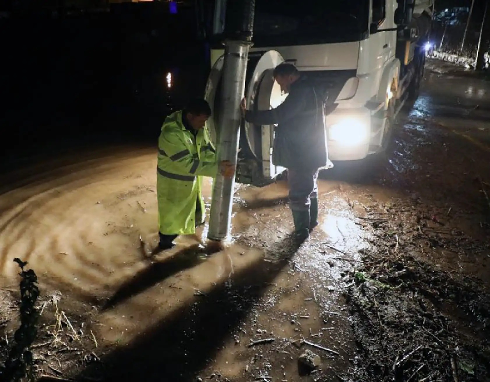 MUSKİ ekiplerinden yağmur mesaisi