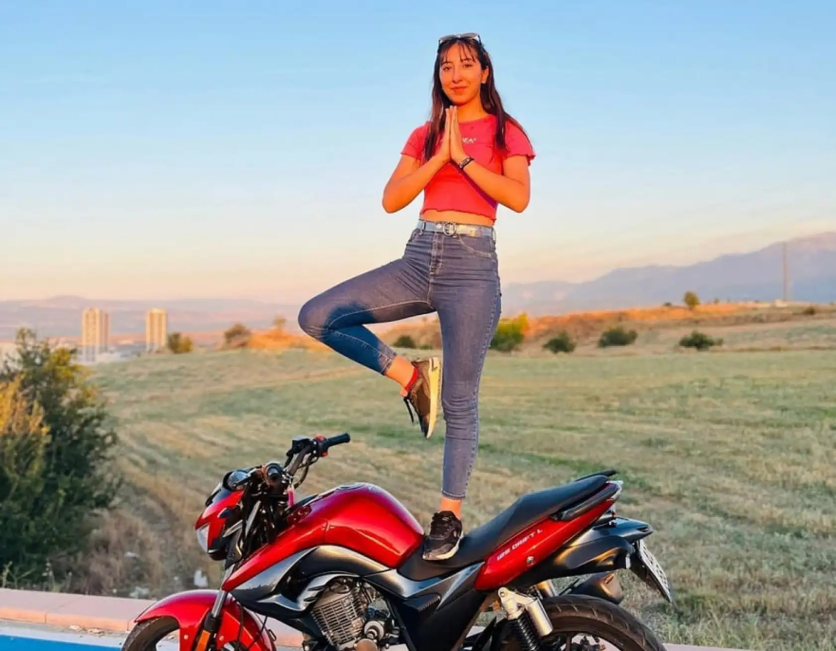 Motosiklet tutkunu genç kız Fethiye'de kazada hayatını kaybetti