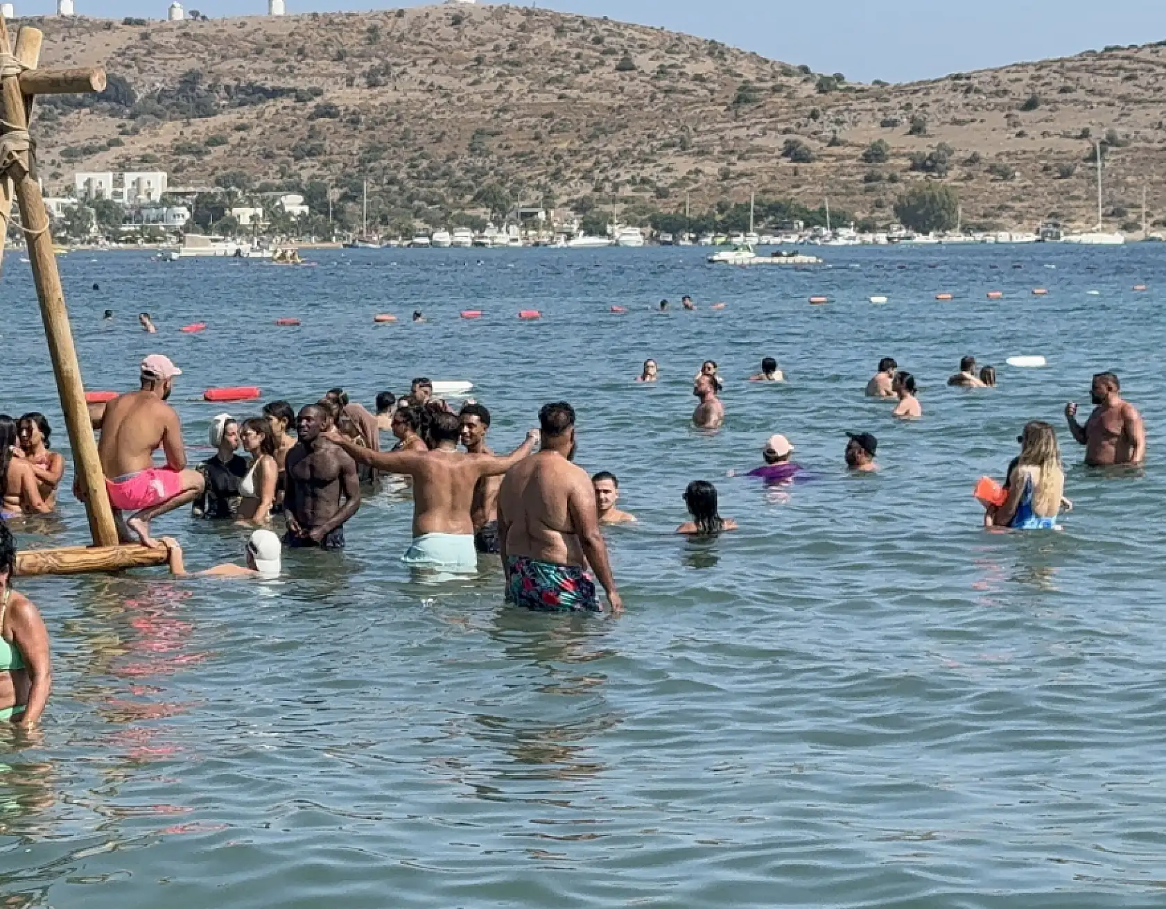 Bodrum'da sokaklar ve sahiller insan seline döndü