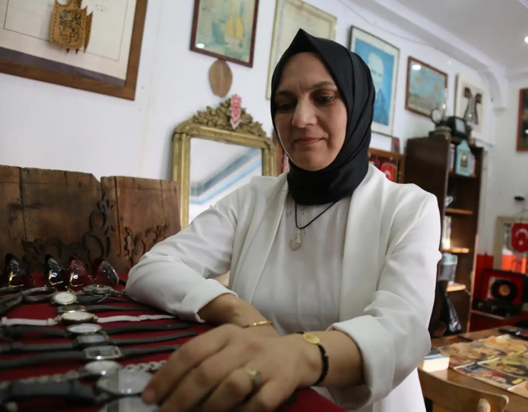 Eşine eski eşyaları topladığı için kızıyordu, şimdi antikacı oldu