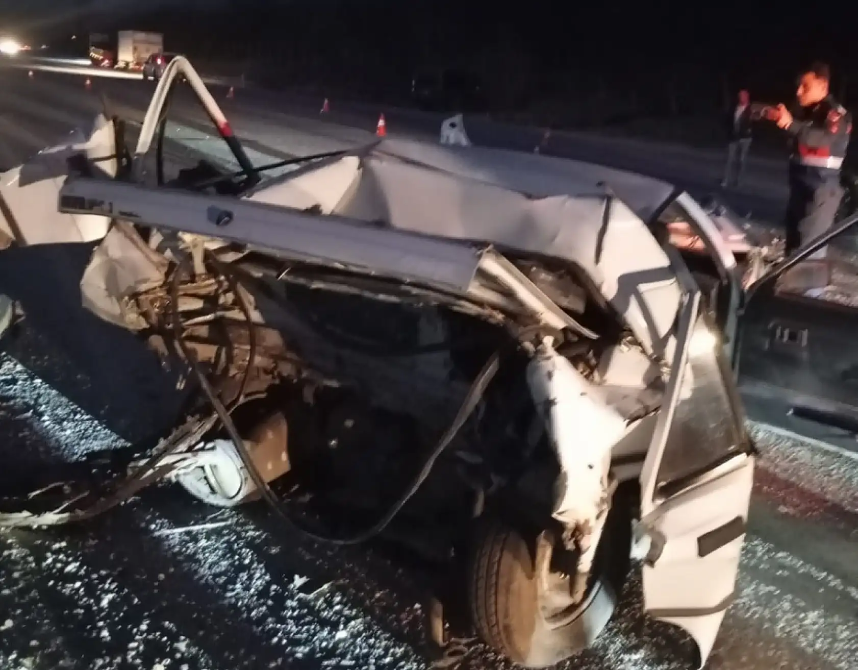 İki otomobil çarpıştı: 1 ölü, 3 yaralı