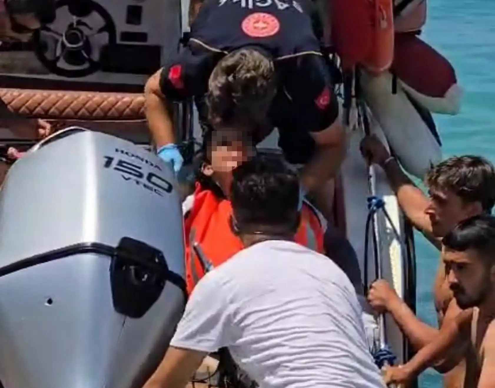 Eğitim alan kadın pilot denize düştü