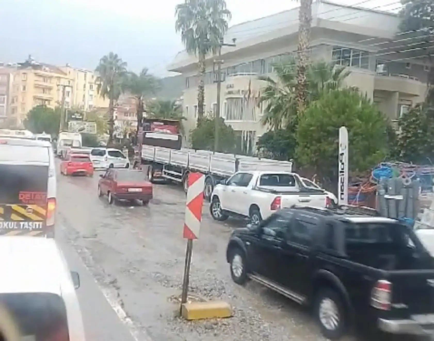 Milas'ta trafik kurallarına uymayan sürücüler kazaya davetiye çıkarıyor