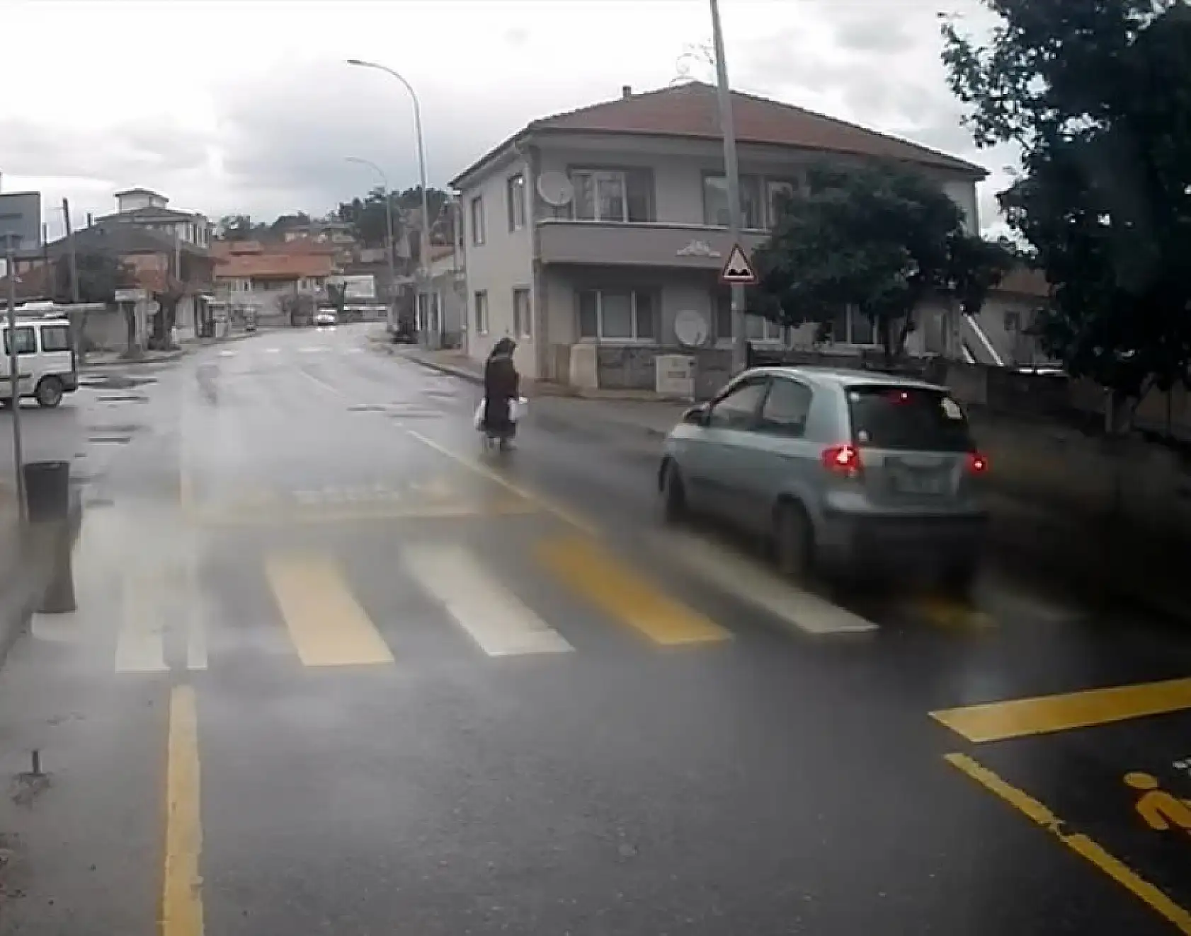 Otomobilin çarptığı yaşlı kadın hayatını kaybetti