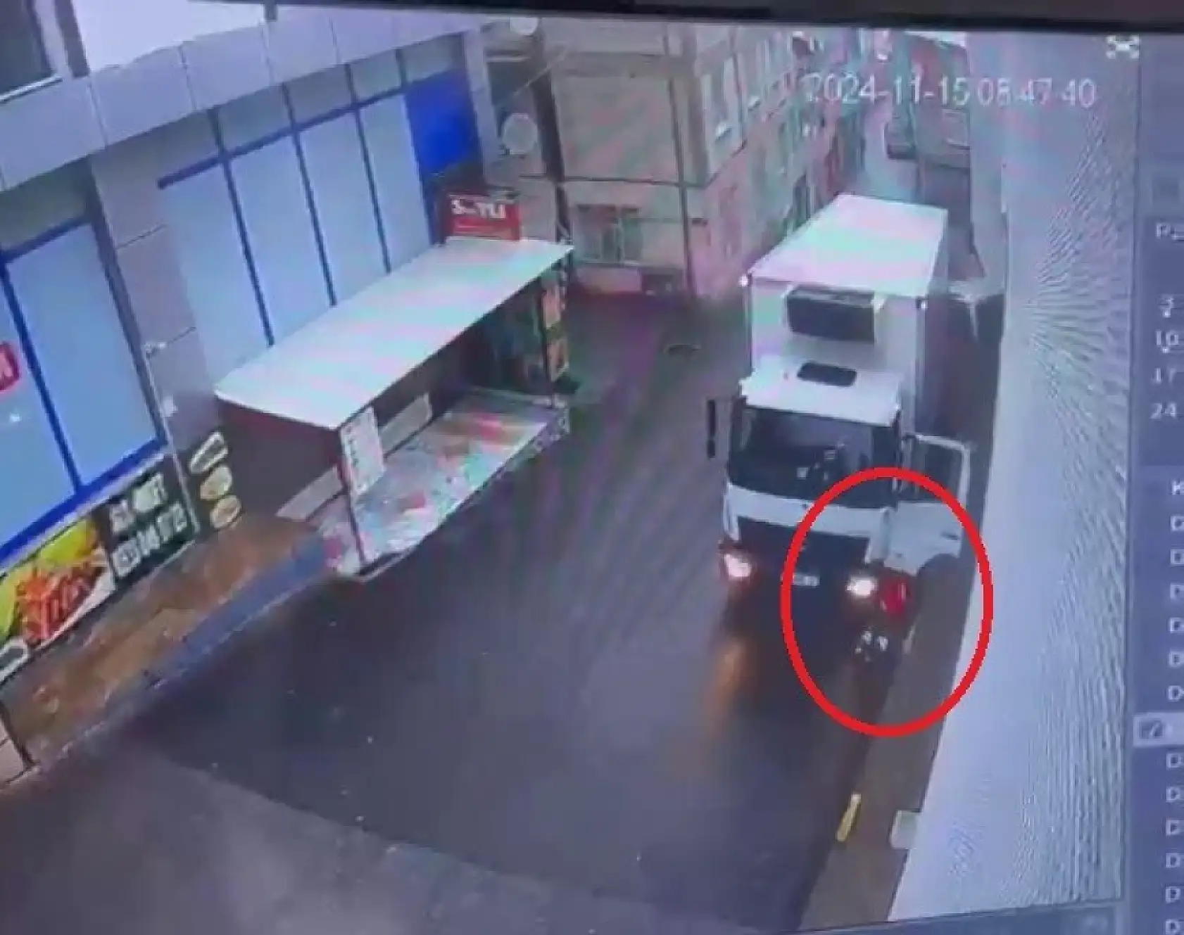 Freni boşalan kamyonun kapısında asılı kaldı