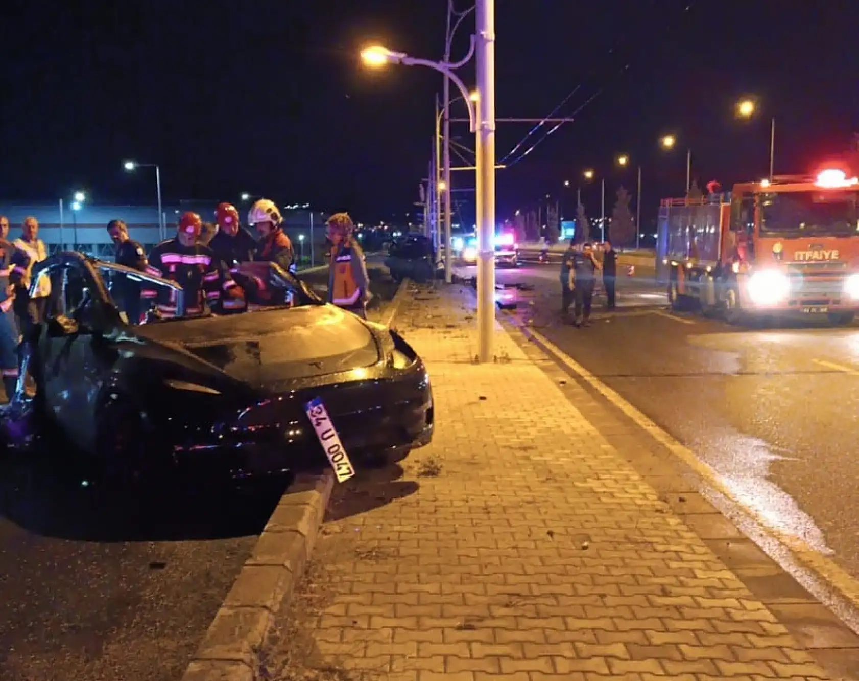 Tesla marka araç alev aldı: 2 hemşire yanarak can verdi