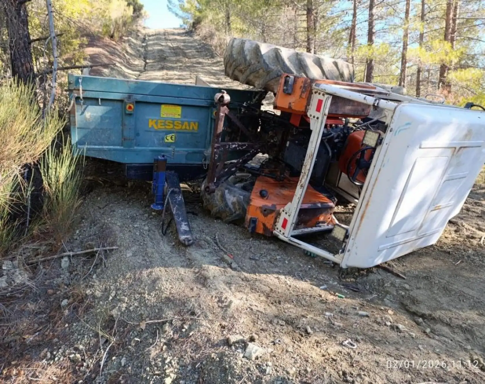 Devrilen traktör sürücüsü itfaiye tarafından kurtarıldı