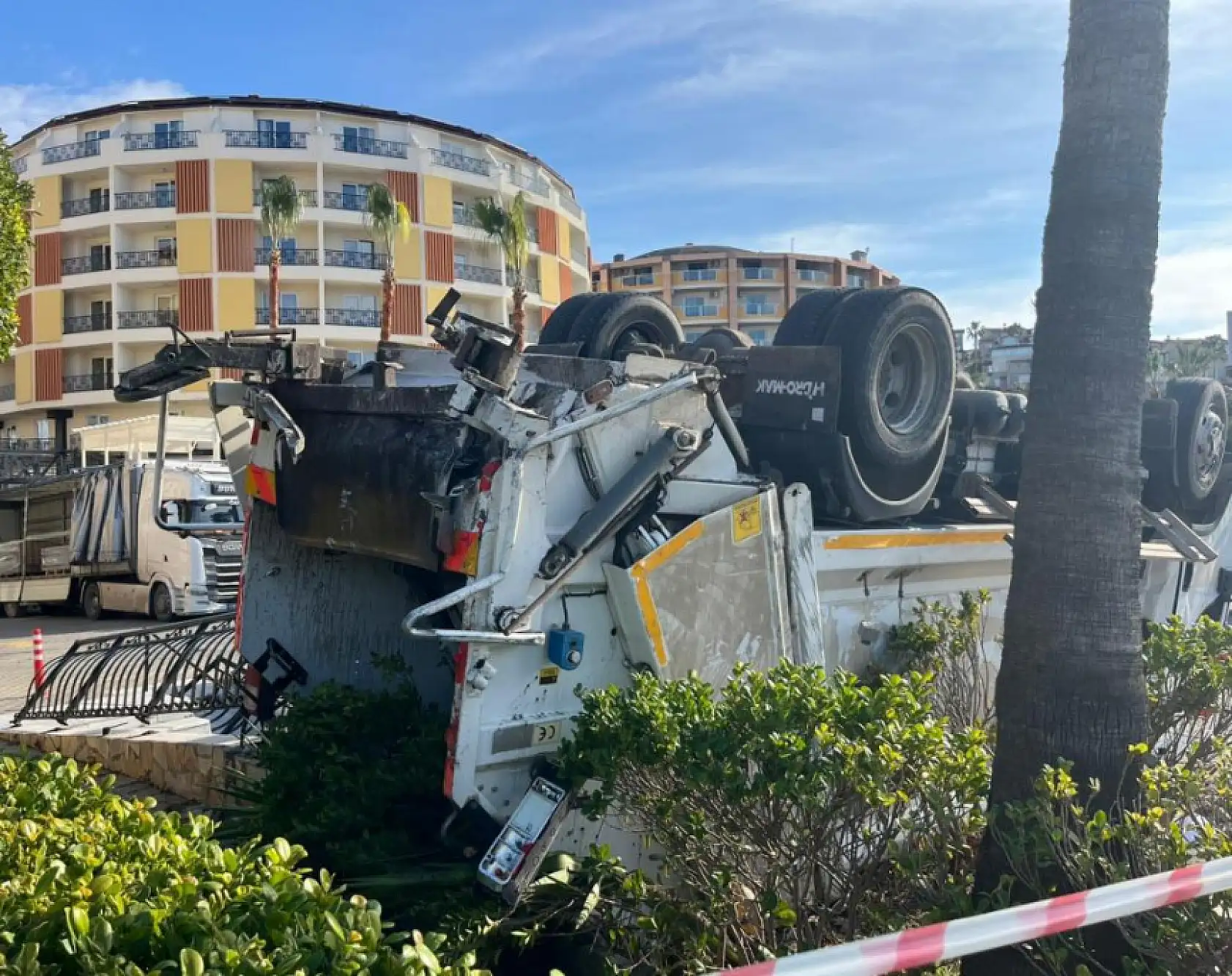 Kamyonun arkadan çarptığı çöp kamyonu devrildi: 1'i ağır 3 işçi yaralandı