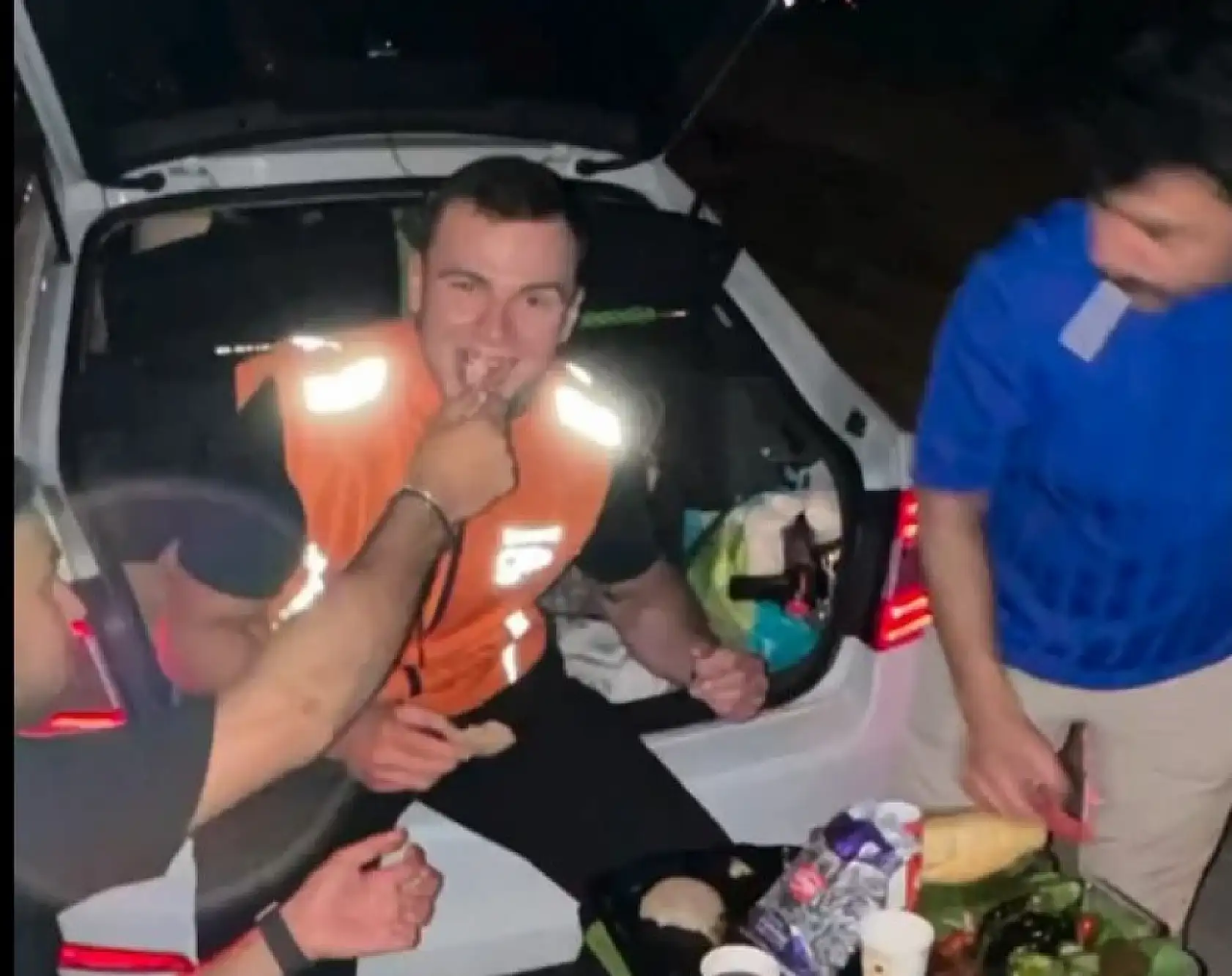 Mangal Keyfi Kurye ile Taçlandı: Samimi Görüntüler Sosyal Medyada Viral Oldu!