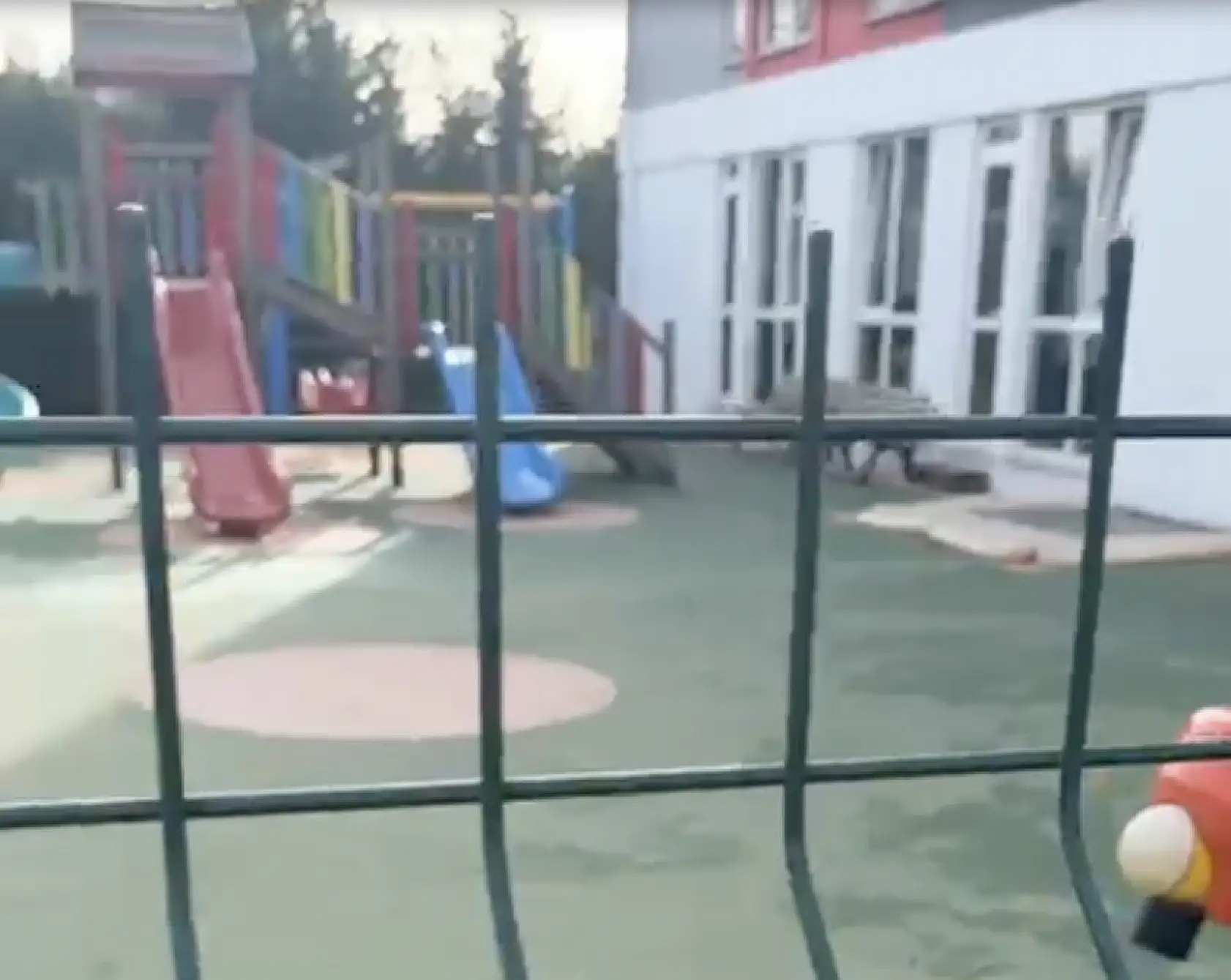 İlkokul öğrencisinin çenesi saplanan demir yüzünden koptu, ailesi okula ihmal davası açtı