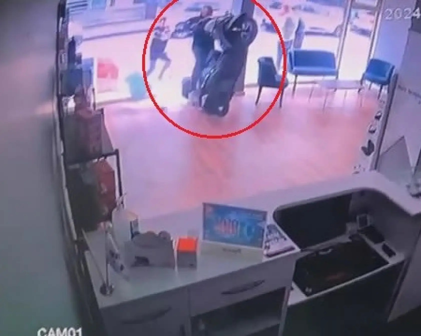 Elini gaz pedalında unuttu, dükkana daldı...