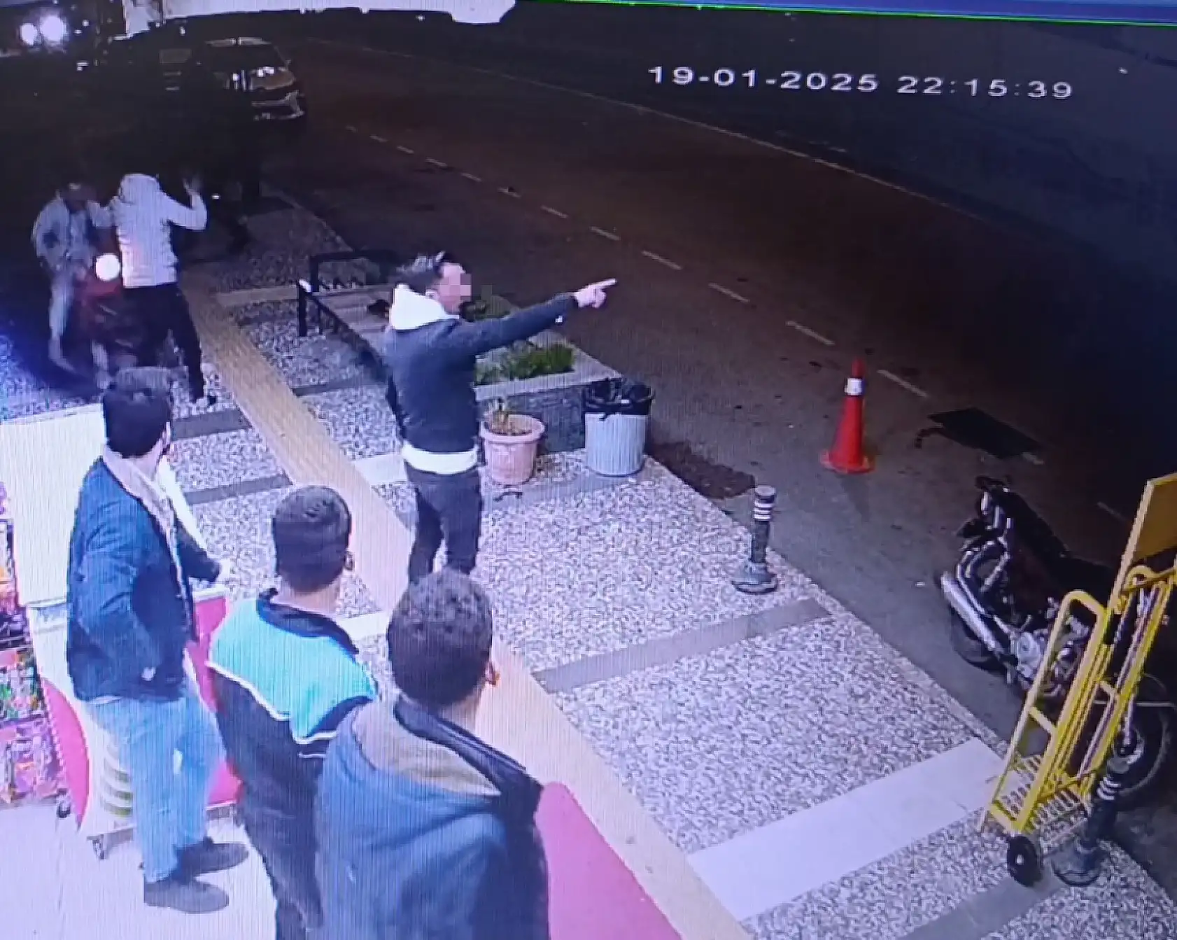 Böyle kavga görülmedi: Kaldırımdaki grubun arasına motosikletle daldı