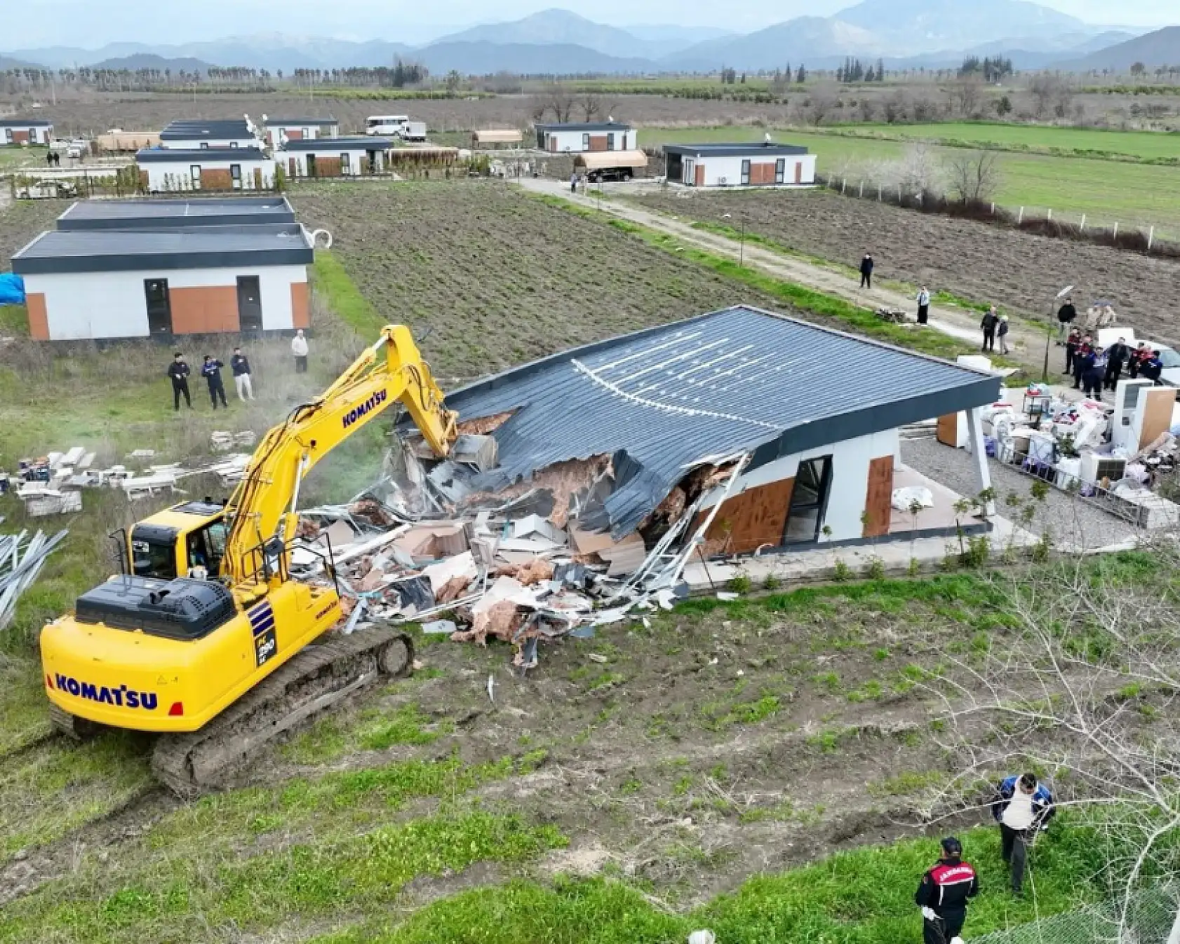 Muğla'da imara aykırı yapılar yıkılıyor