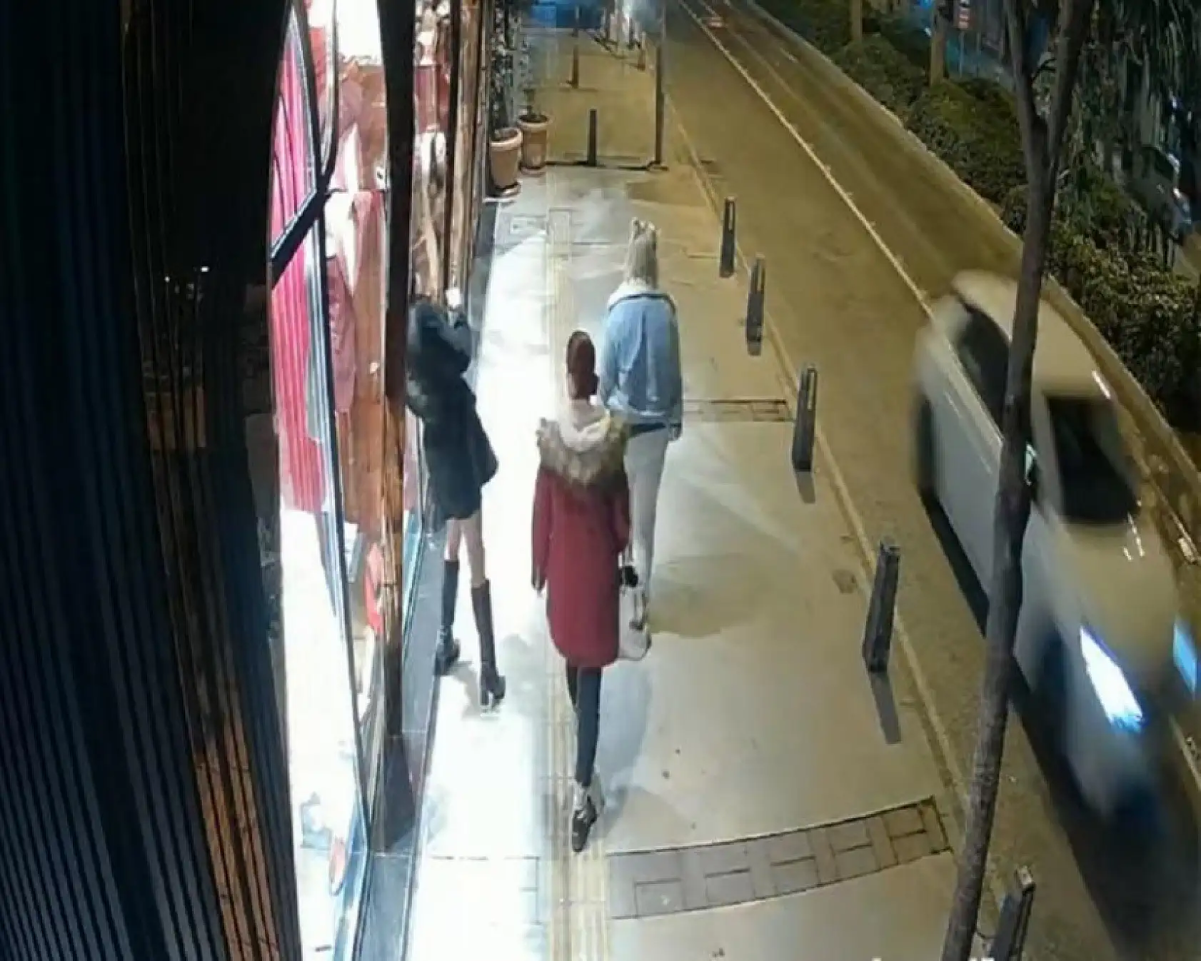 Alkollü trans birey, başıyla vurduğu iş yeri vitrin camını kırdı