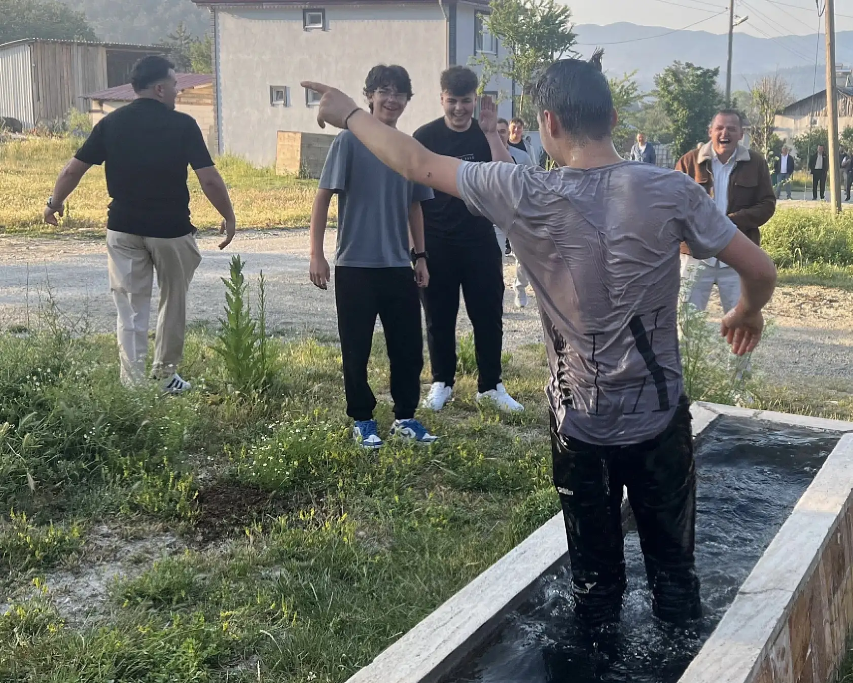 Bayram namazına gelmeyenleri buz gibi suda uyandırıyorlar