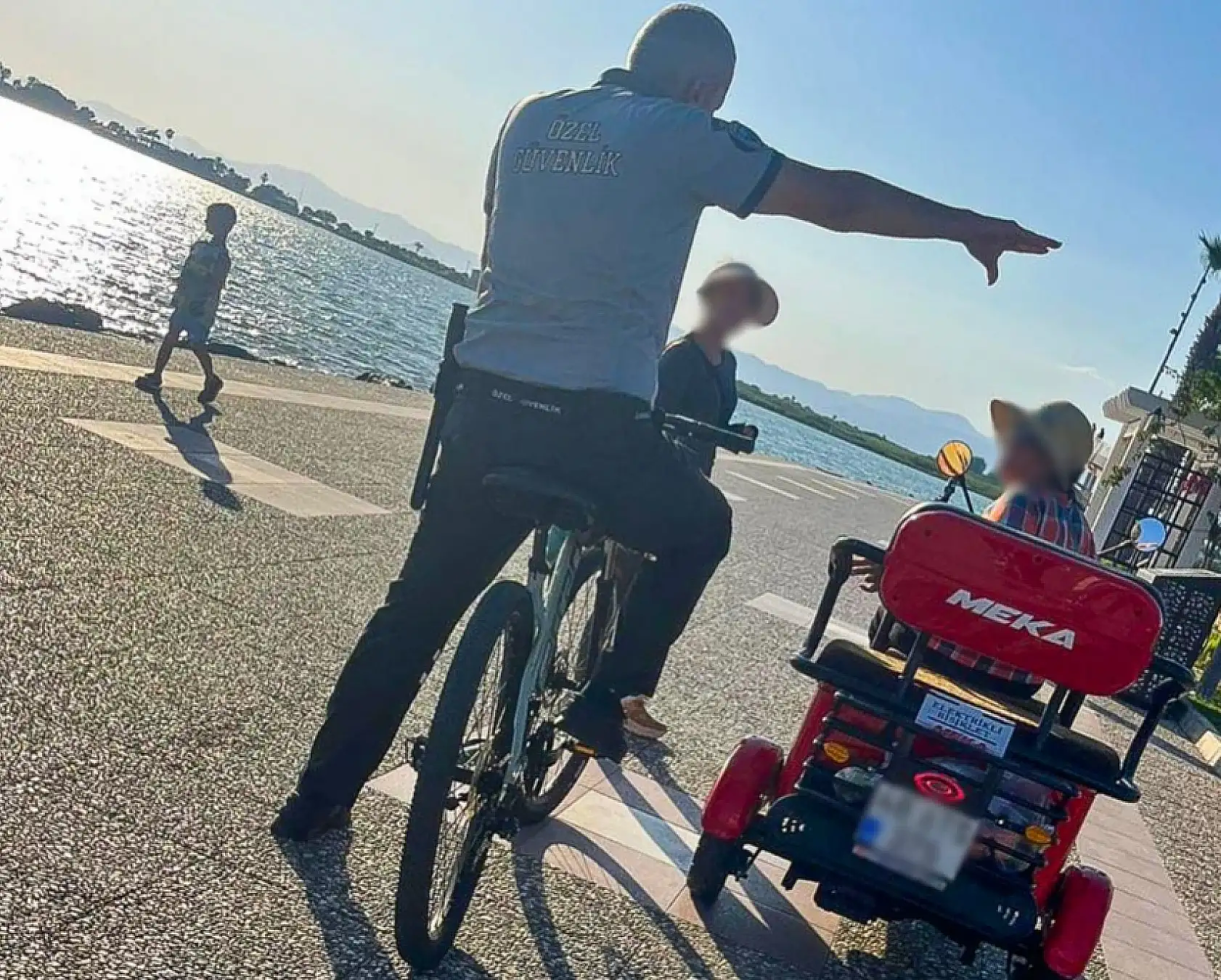 Fethiye'de Zabıta Ekipleri Şehit Fethi Bey Parkı'nda Motorlu Araç Denetimi Yaptı