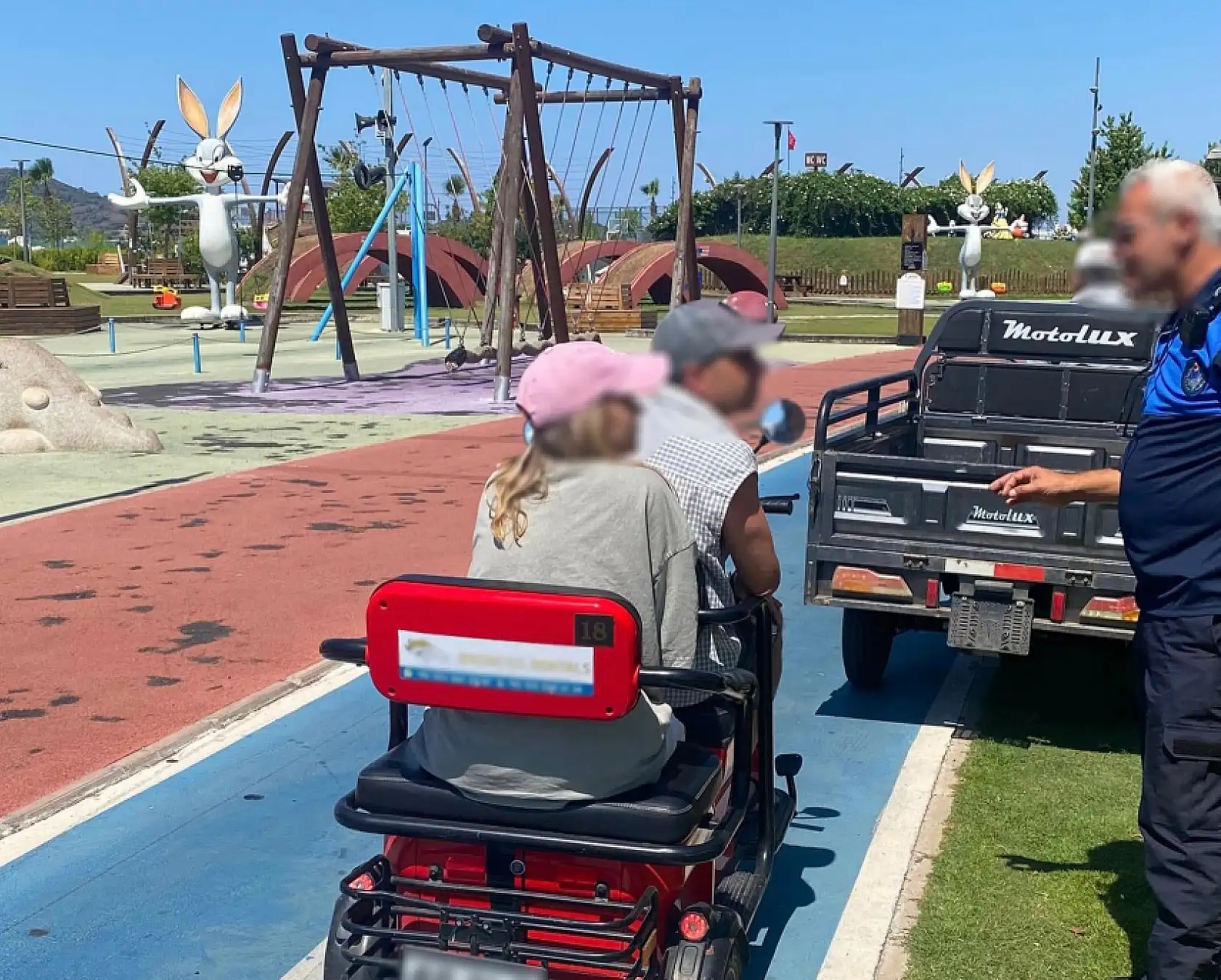 Fethiye'de Zabıta Ekipleri Şehit Fethi Bey Parkı'nda Motorlu Araç Denetimi Yaptı