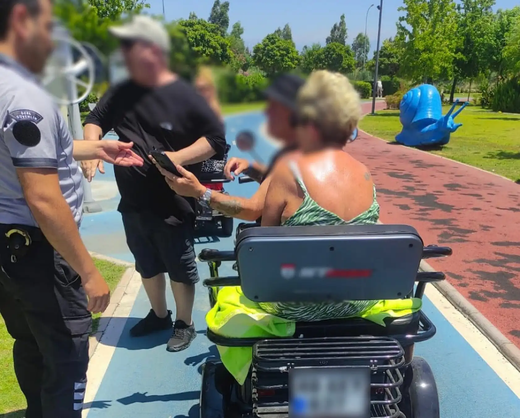 Fethiye'de Zabıta Ekipleri Şehit Fethi Bey Parkı'nda Motorlu Araç Denetimi Yaptı