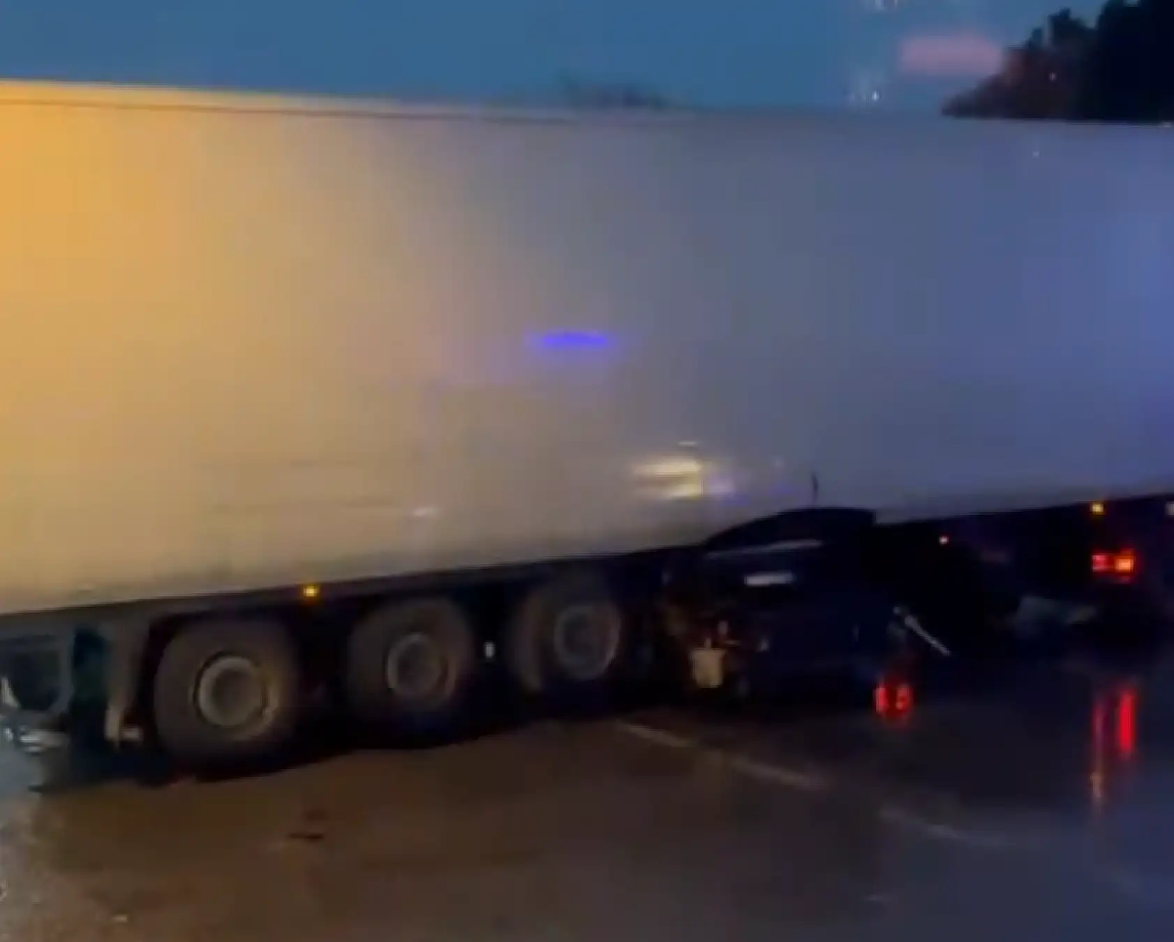 Tırın altında kalan otomobildeki karı koca hayatını kaybetti