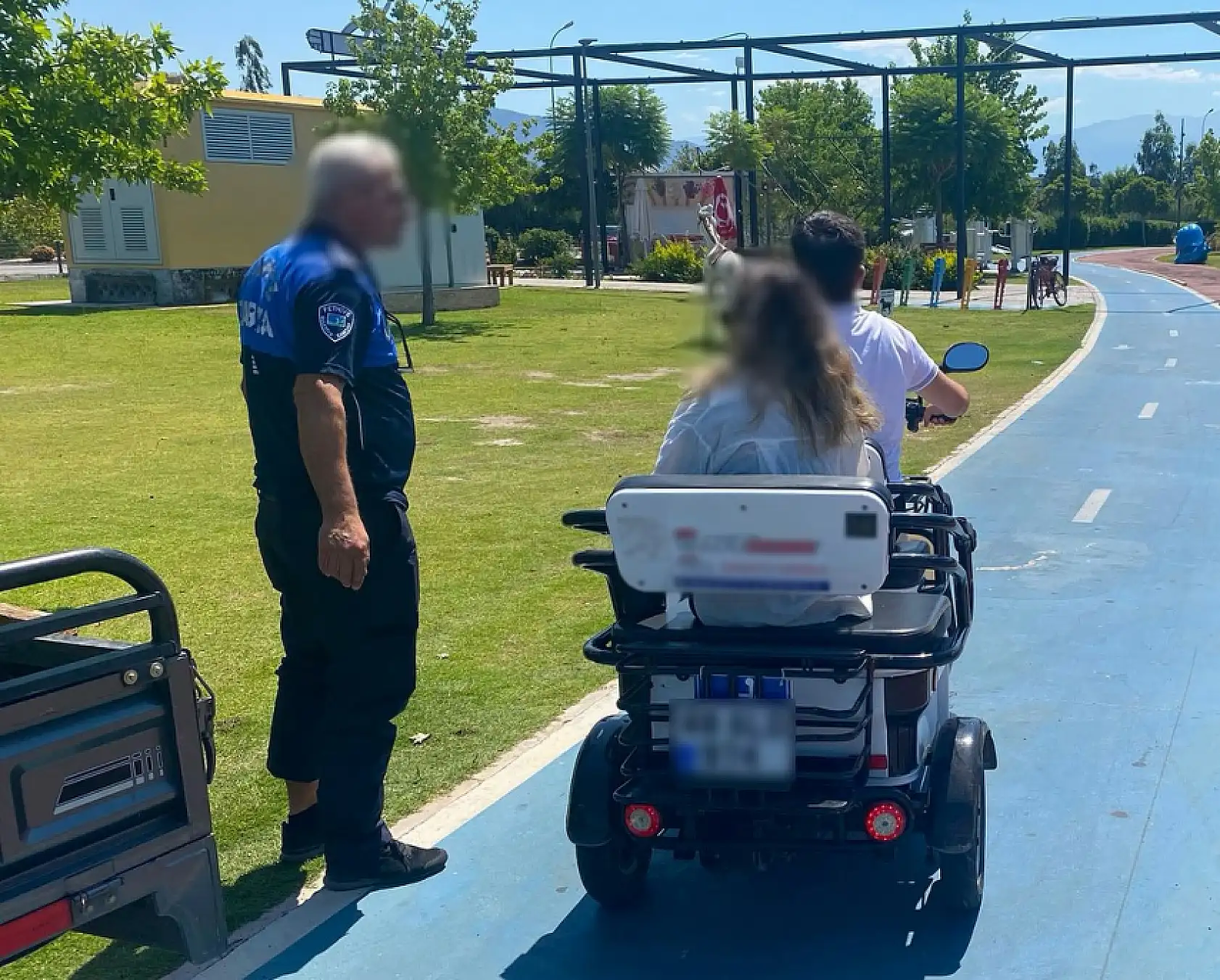 Fethiye'de Zabıta Ekipleri Şehit Fethi Bey Parkı'nda Motorlu Araç Denetimi Yaptı