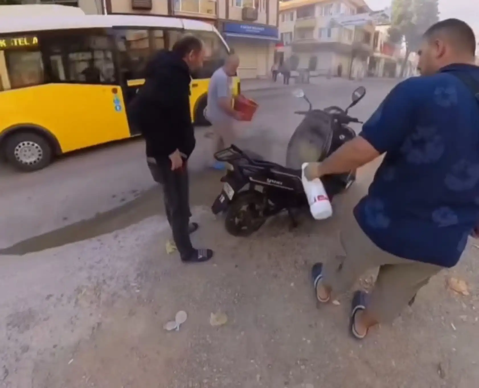 Motosiklet alev topuna döndü, vatandaş vileda kovasıyla müdahale etti