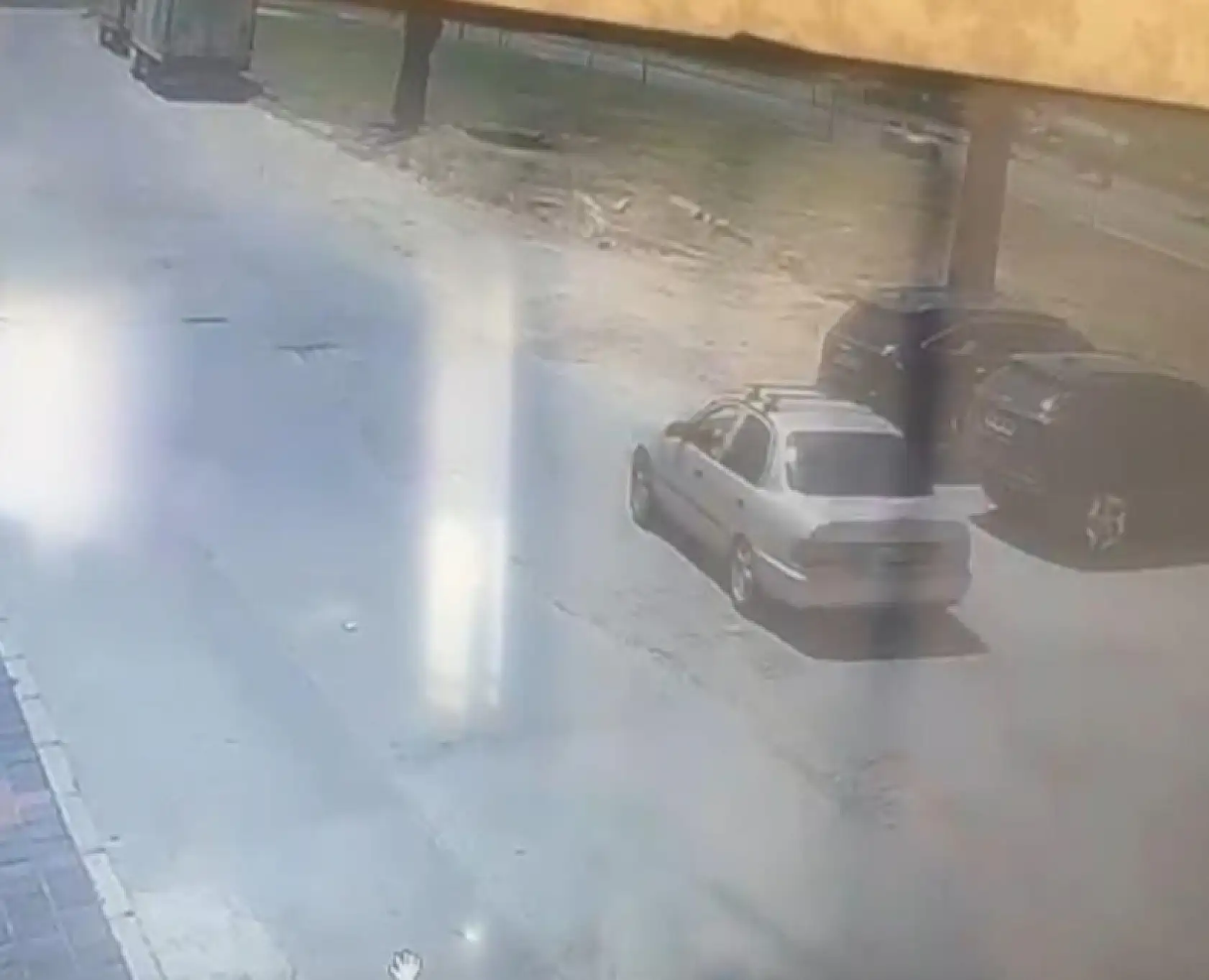 Park halindeki tıra böyle çarptı...Feci kazada sürücü hayatını kaybetti