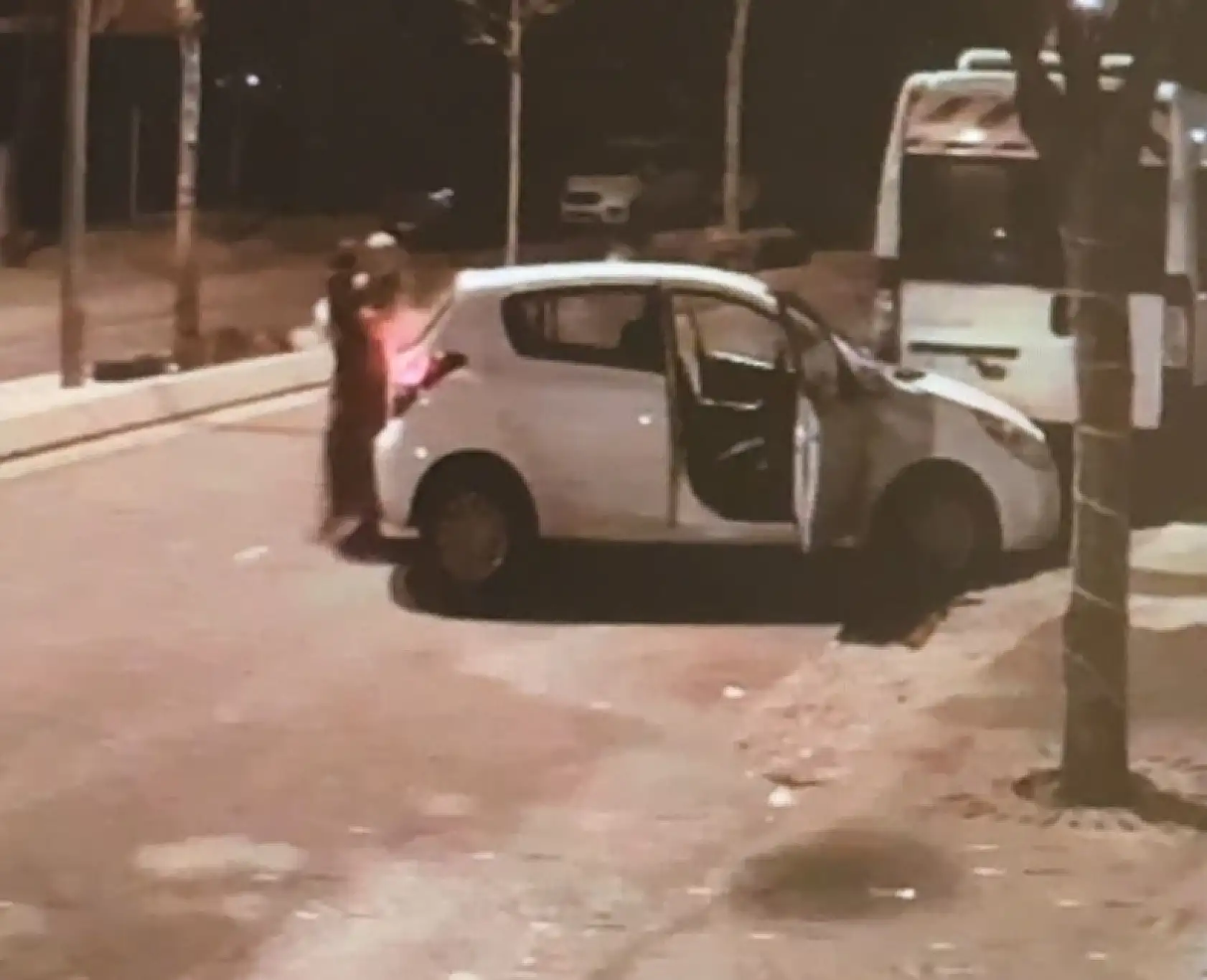 Park halindeki minibüse çarpan sürücü yer değiştirip kaçtı