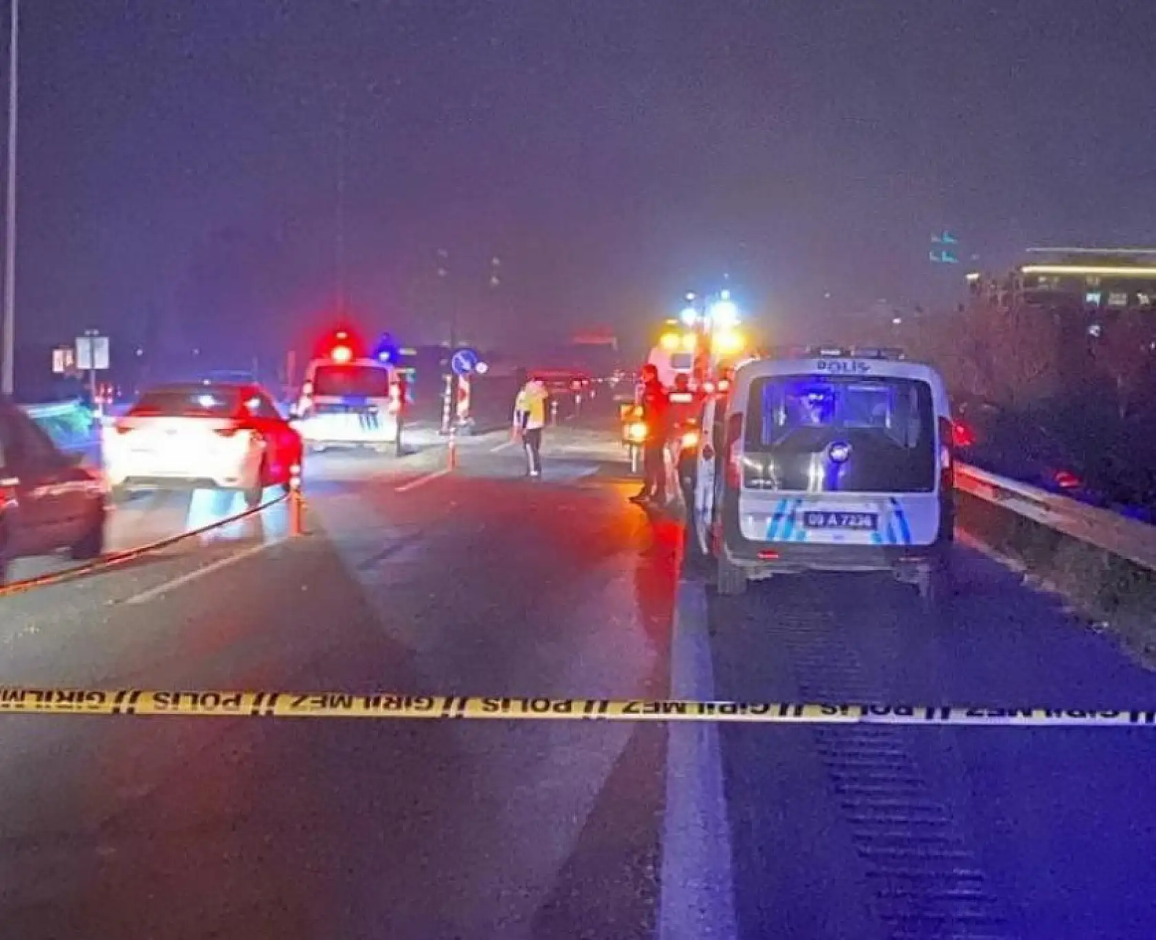 Kontrolden çıkan otomobil bariyerleri aşarak yol kenarına uçtu, 1 yaralı