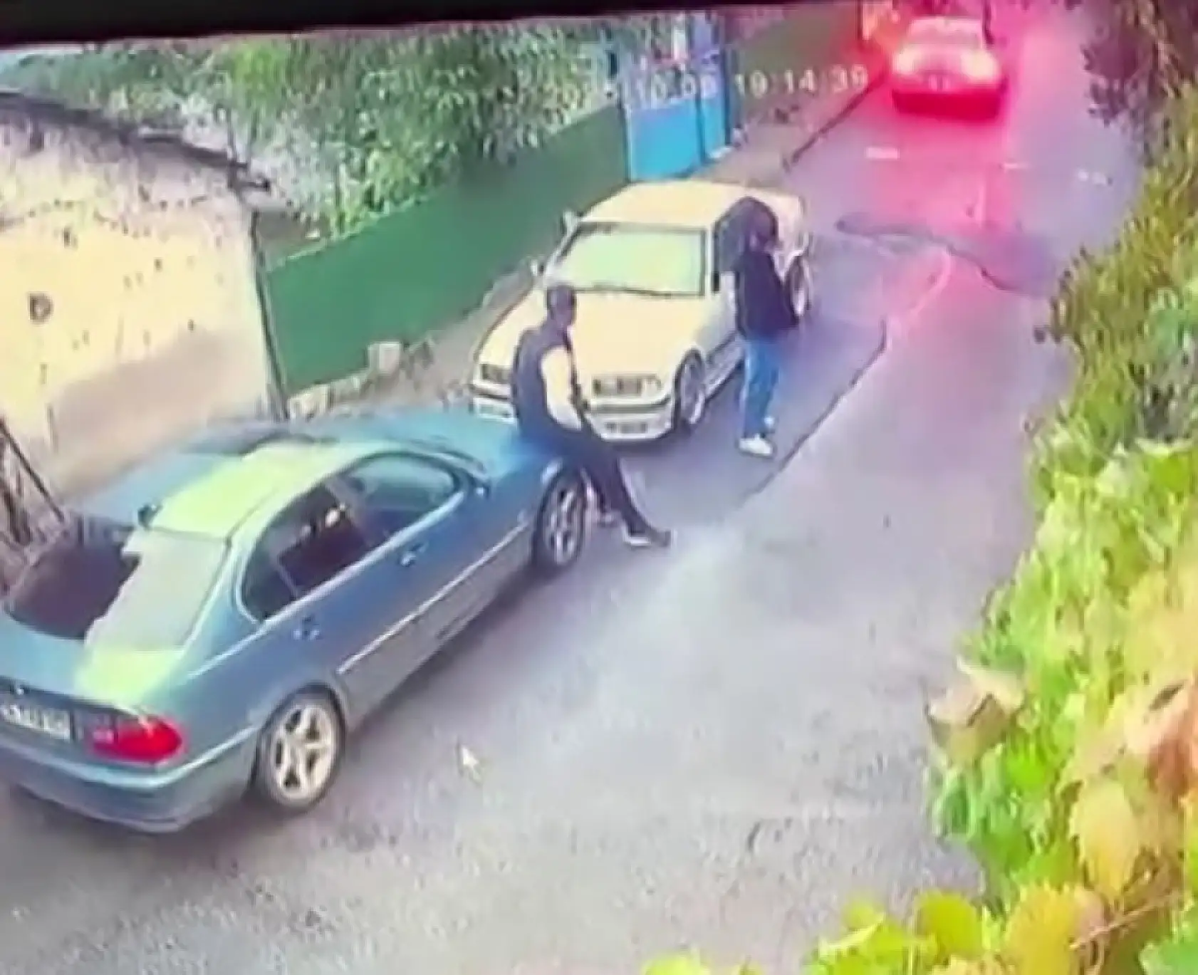 Sokak ortasında dehşet: Rastgele ateş açıp bir genci kaçırdılar