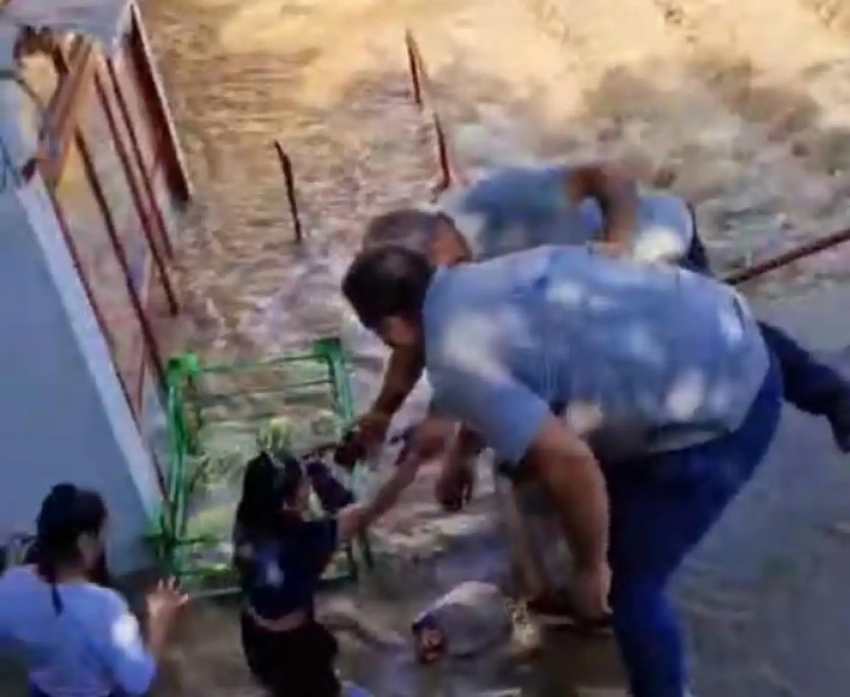 Bodrum'da patlayan isale hattı marketi göle çevirdi, mahsur kalanları vatandaşlar kurtardı