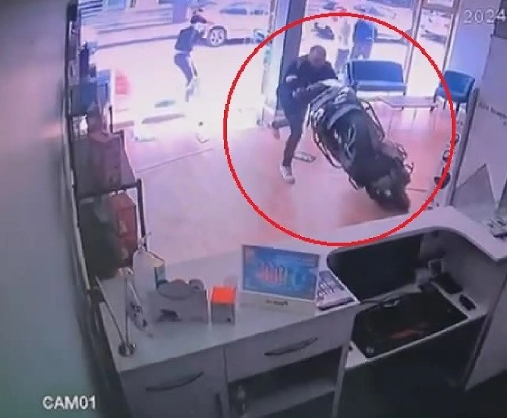 Elini gaz pedalında unuttu, dükkana daldı...