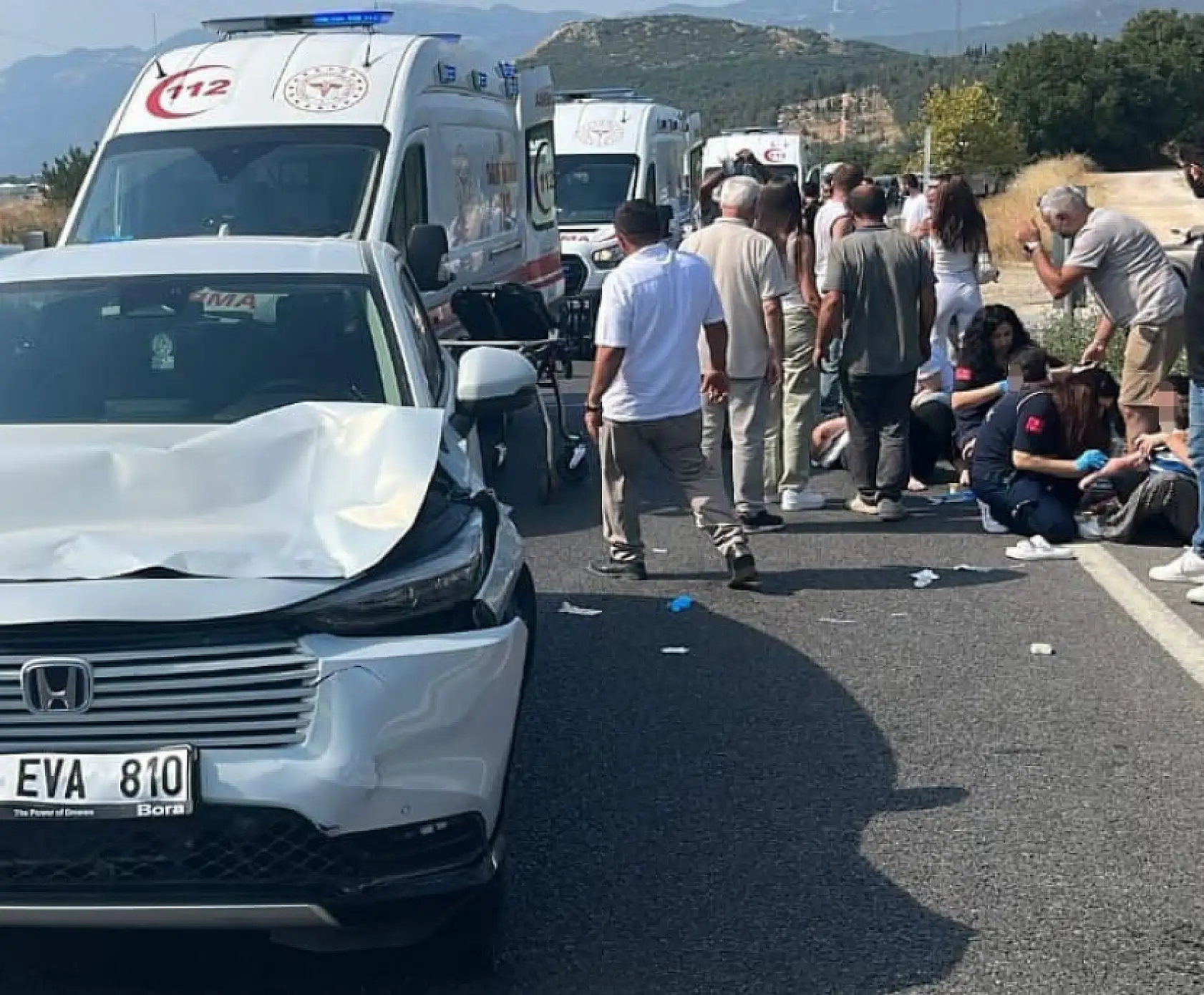 Yolun karşısına geçen aileye otomobil çarptı : 1 ölü, 3 yaralı