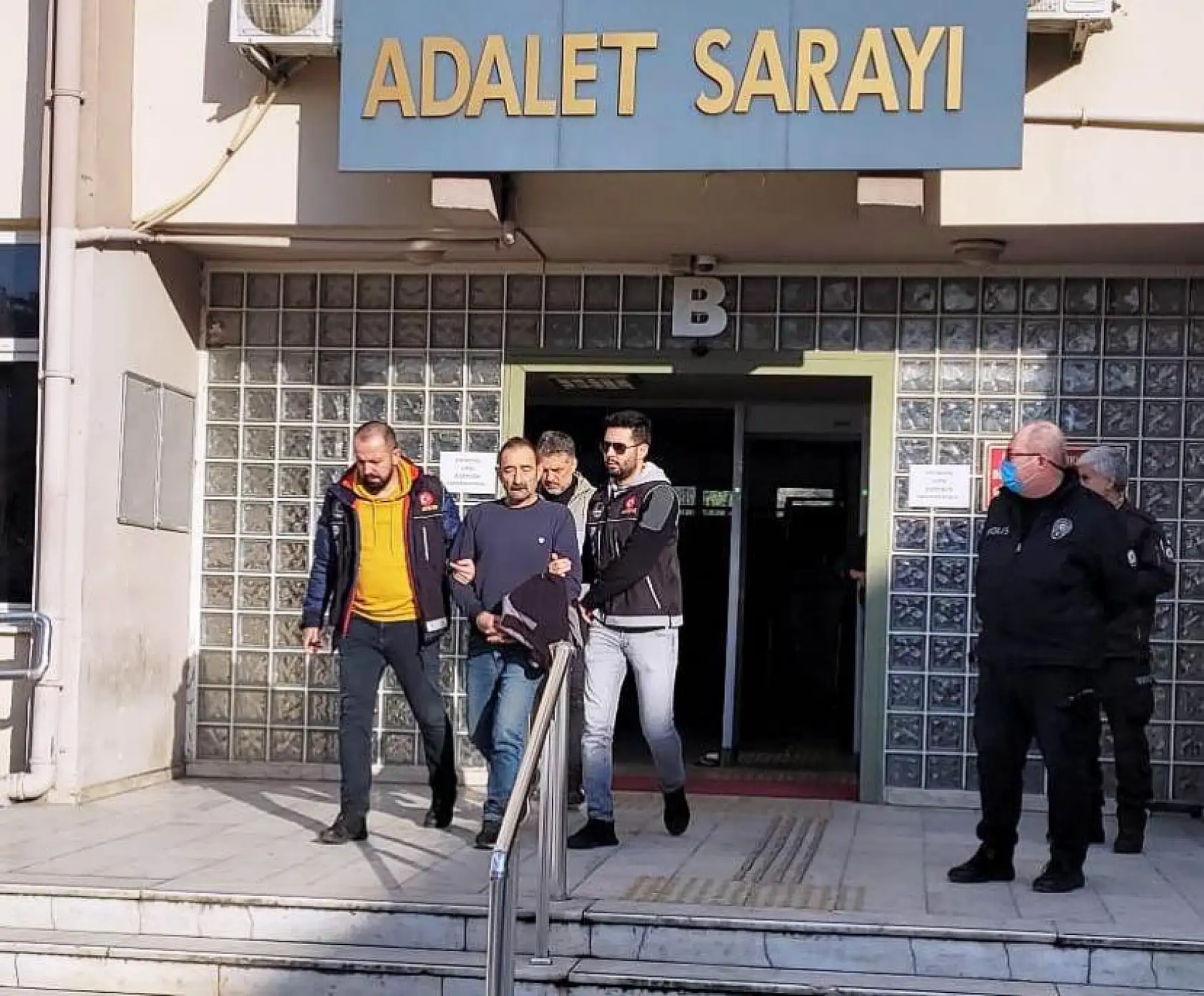 Muğla yolunda nefes kesen operasyon 12 kilogram uyuşturucu ele geçirildi!