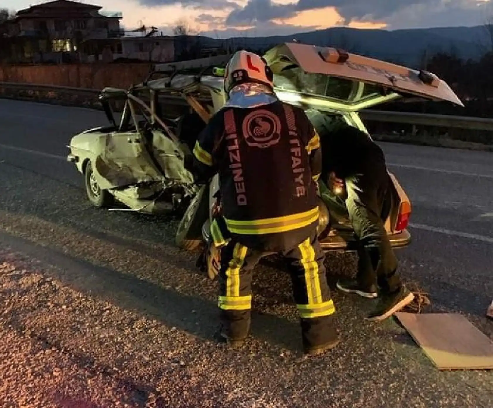 Denizli - Muğla yolunda feci kaza! İki kişi otomobilde sıkıştı..