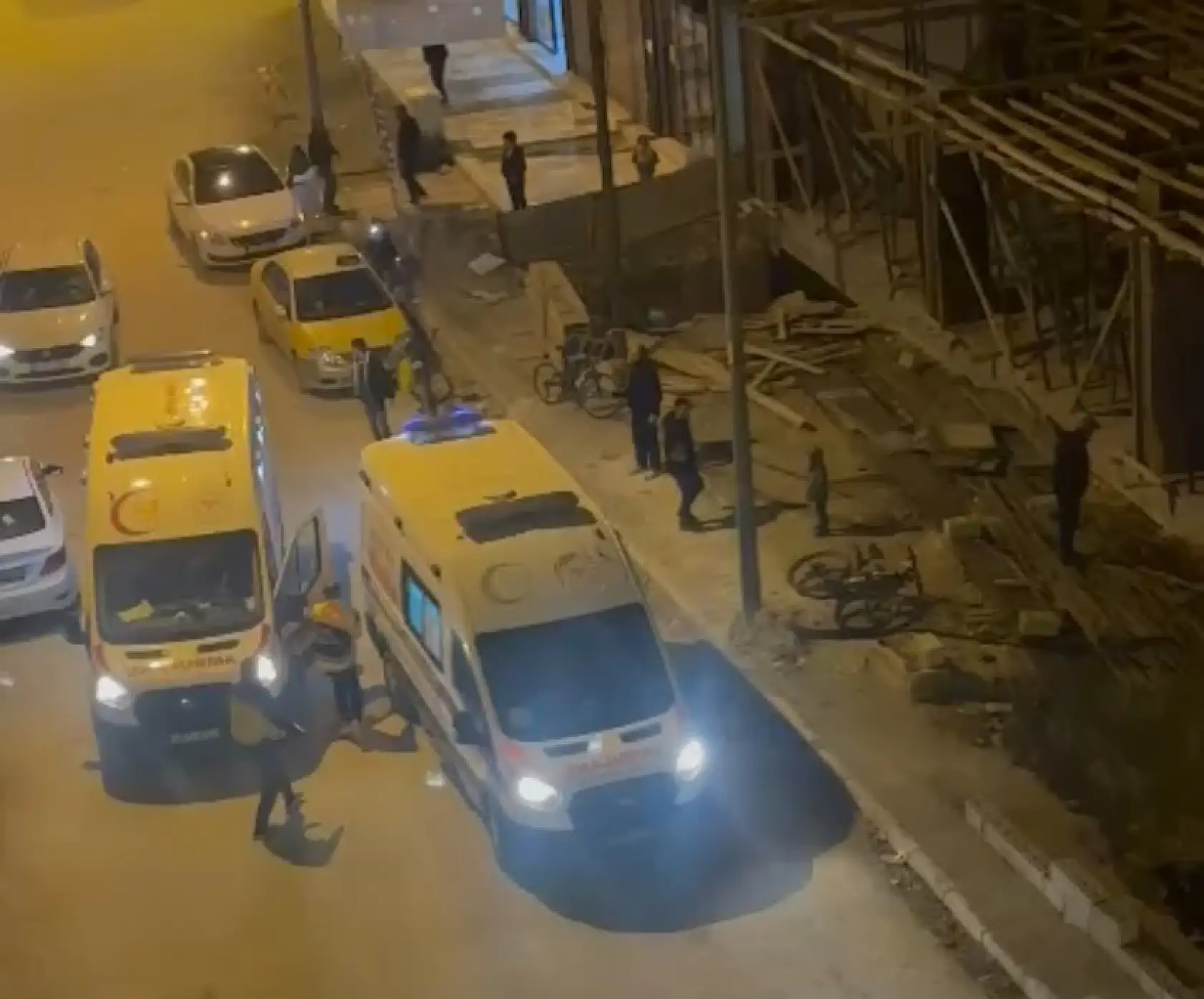 Asansör Boşluğuna Düşen Eşini Kurtarmak İsterken Kendisi De Düştü