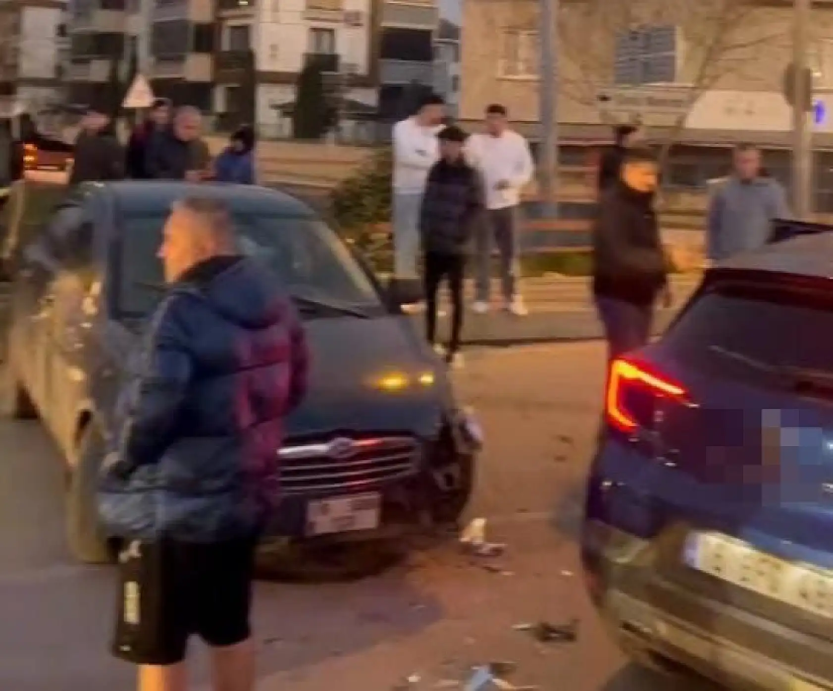 İki otomobil kafa kafaya çarpıştı: 4 yaralı