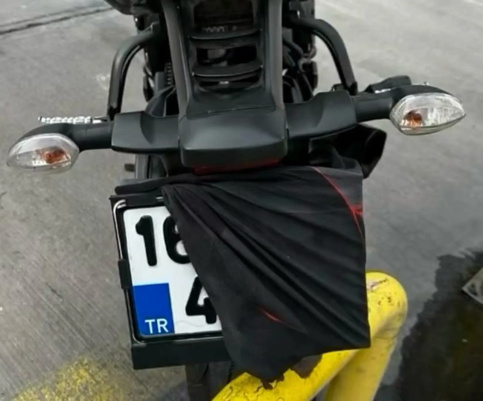 Kendisini yakalayan polisle hatıra fotoğrafı çektirdi 'Geçmiş olsun gençler'