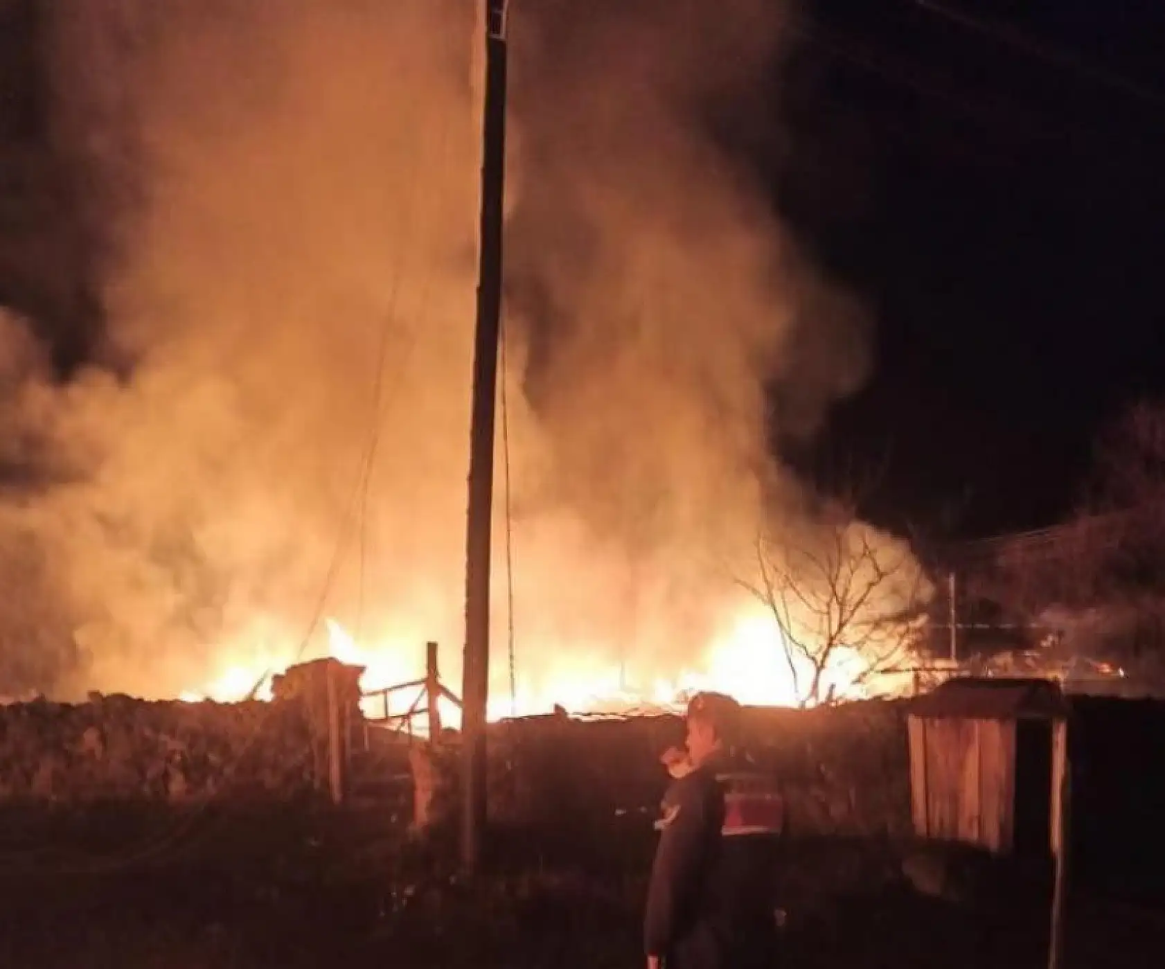 Yangın faciası 5 ev küle döndü, 2 kişi hayatını kaybetti