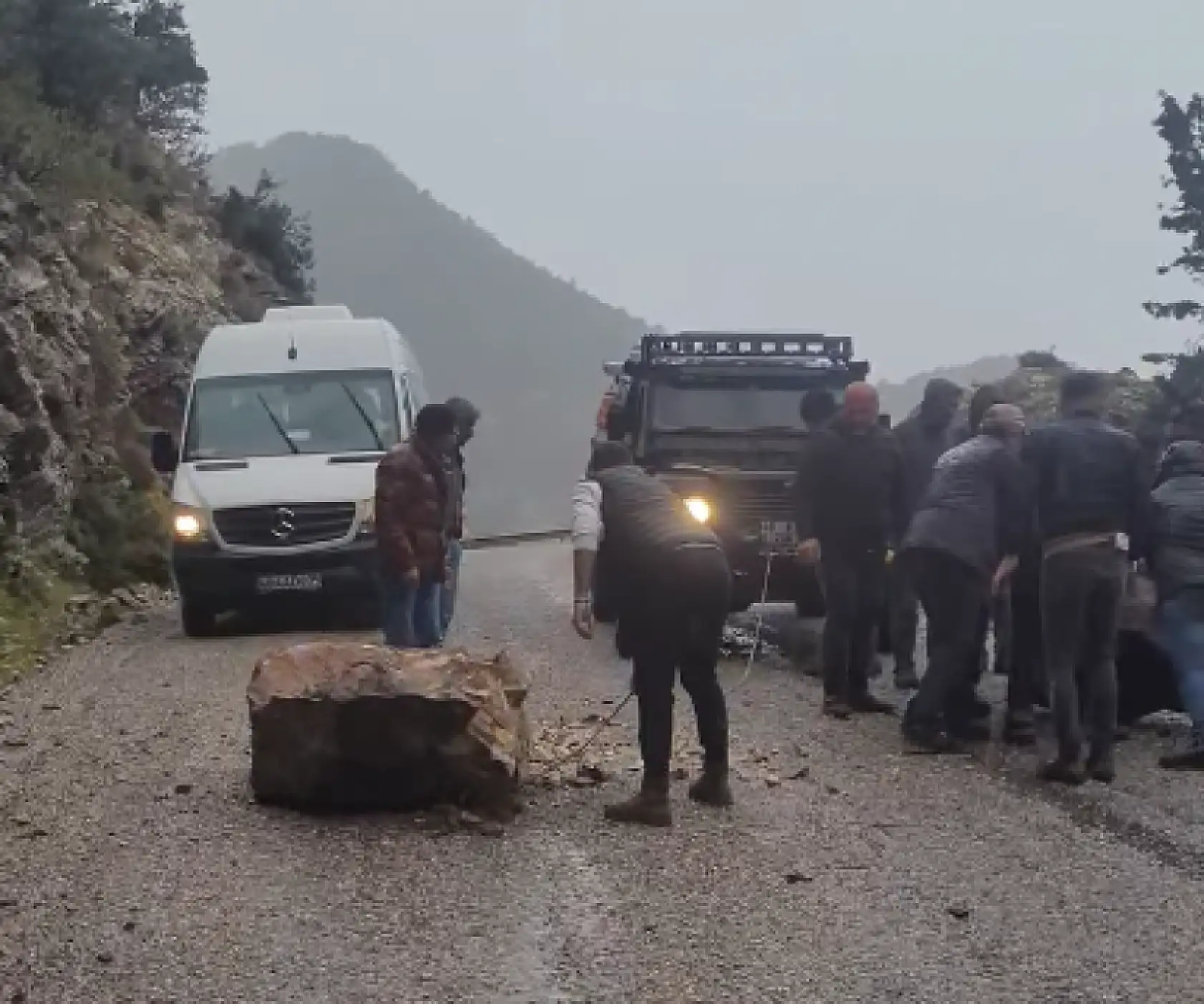 Fethiye'de yolun ortasına kaya düştü! Faciaya sebep olabilirdi!