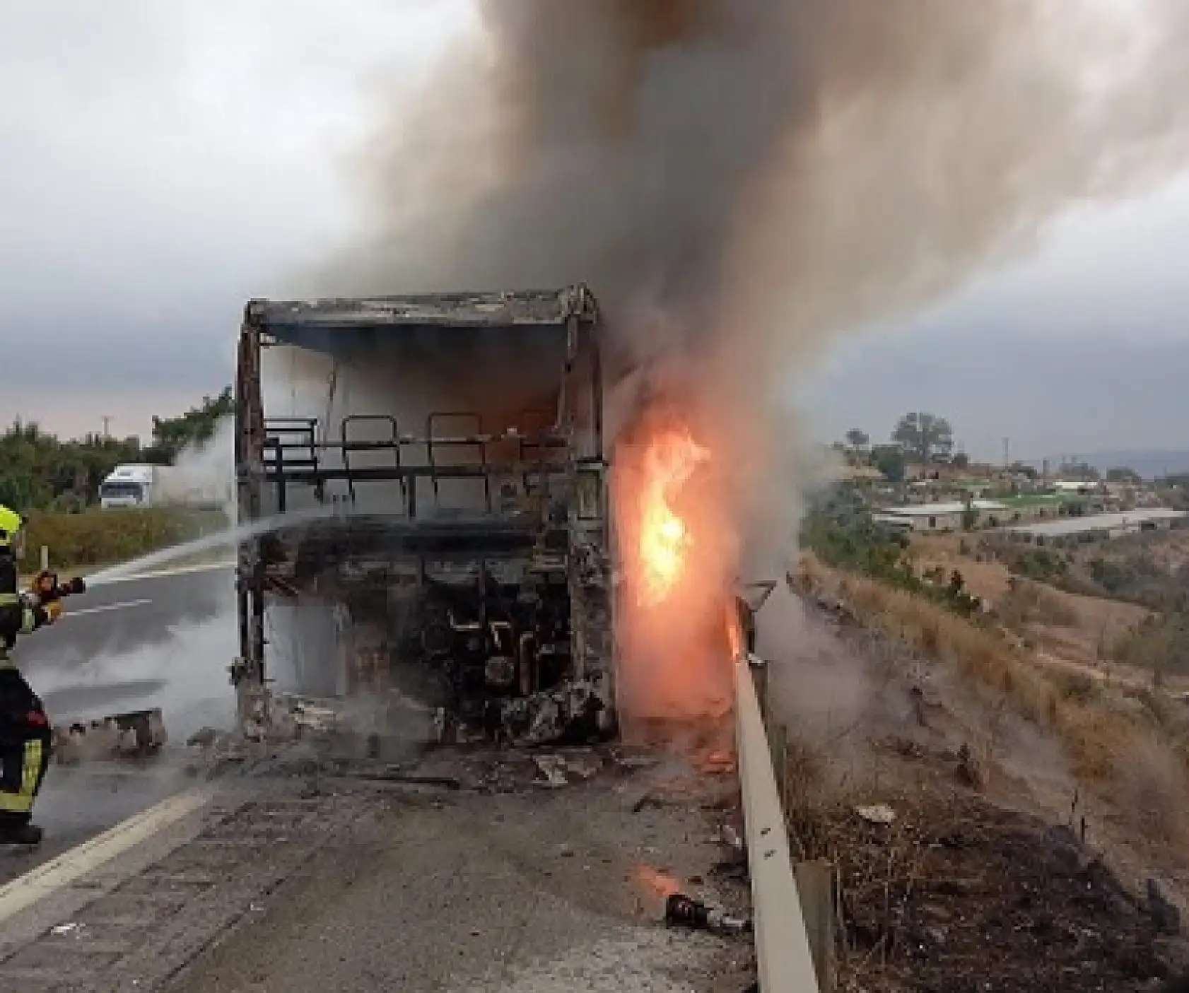 Yolcu otobüsü otoyolda alev alev yandı