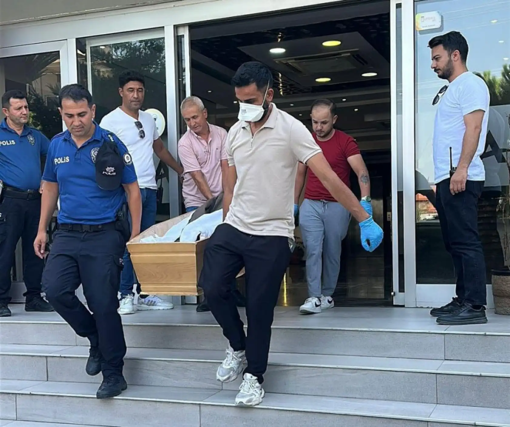 Polis memuru kaldığı apartta ölü bulundu