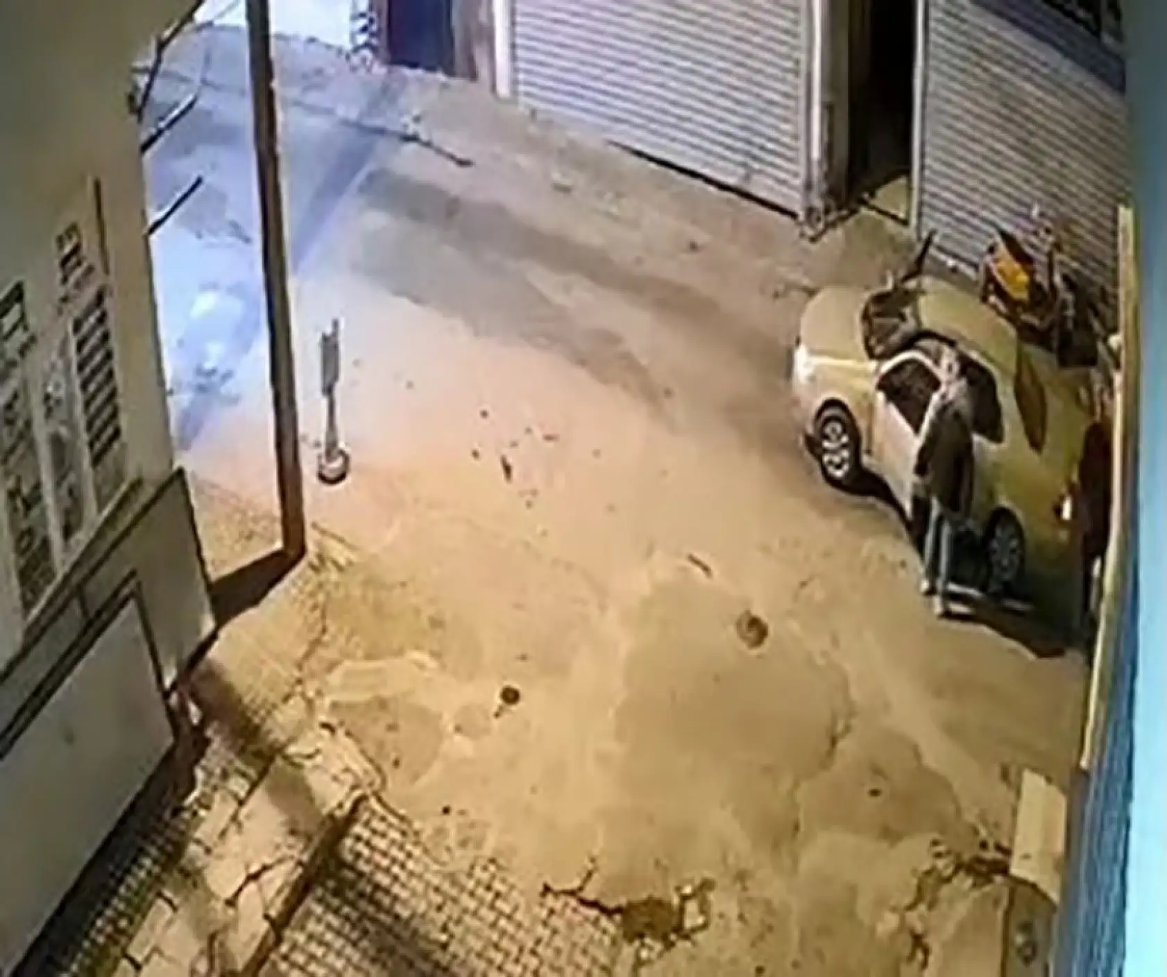 Nesli tehlike altındaki hayvanı aracıyla metrelerce sürükledi