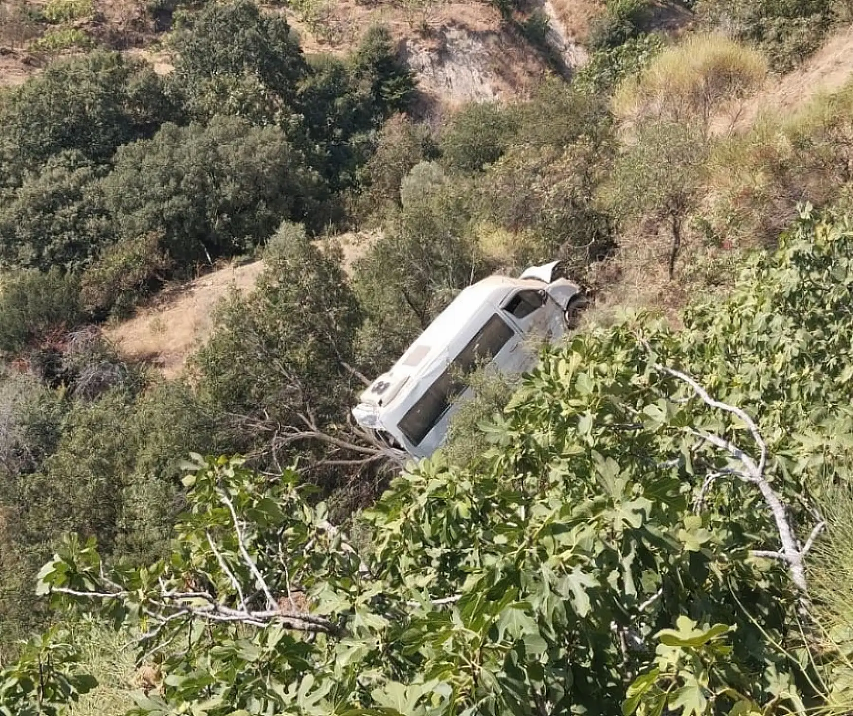 Öğrenci servisi yoldan çıkıp uçuruma sürüklendi