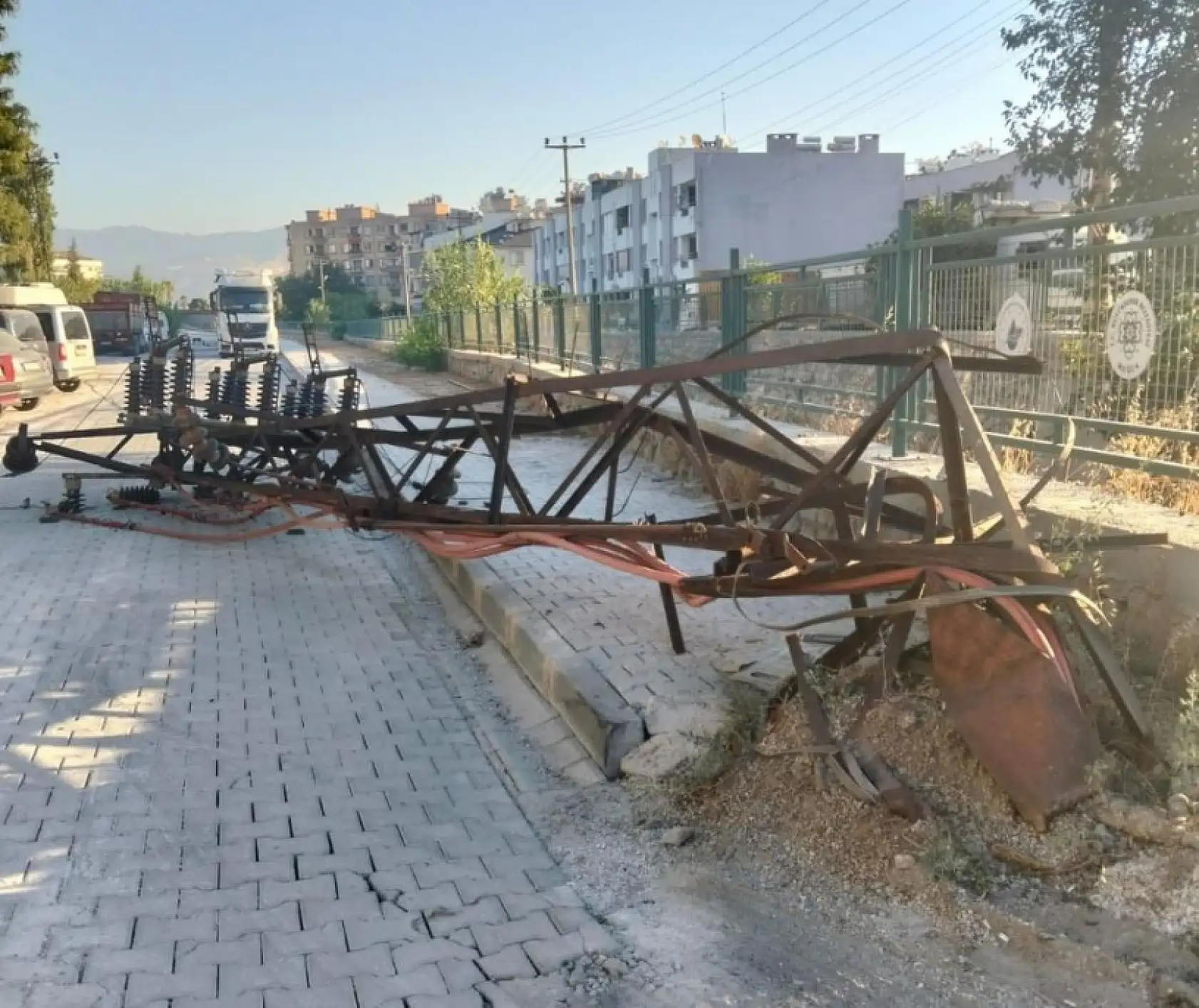 Milas'ta Kömür Kamyonu Elektrik Direğini Yıkıp Kaçtı