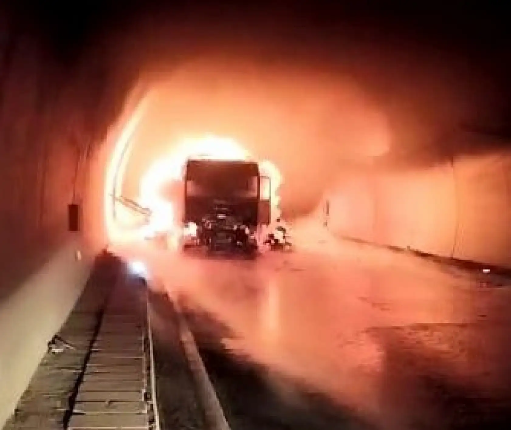 Tünel içinde Gürcistan plakalı bir tır yandı: 5 yaralı