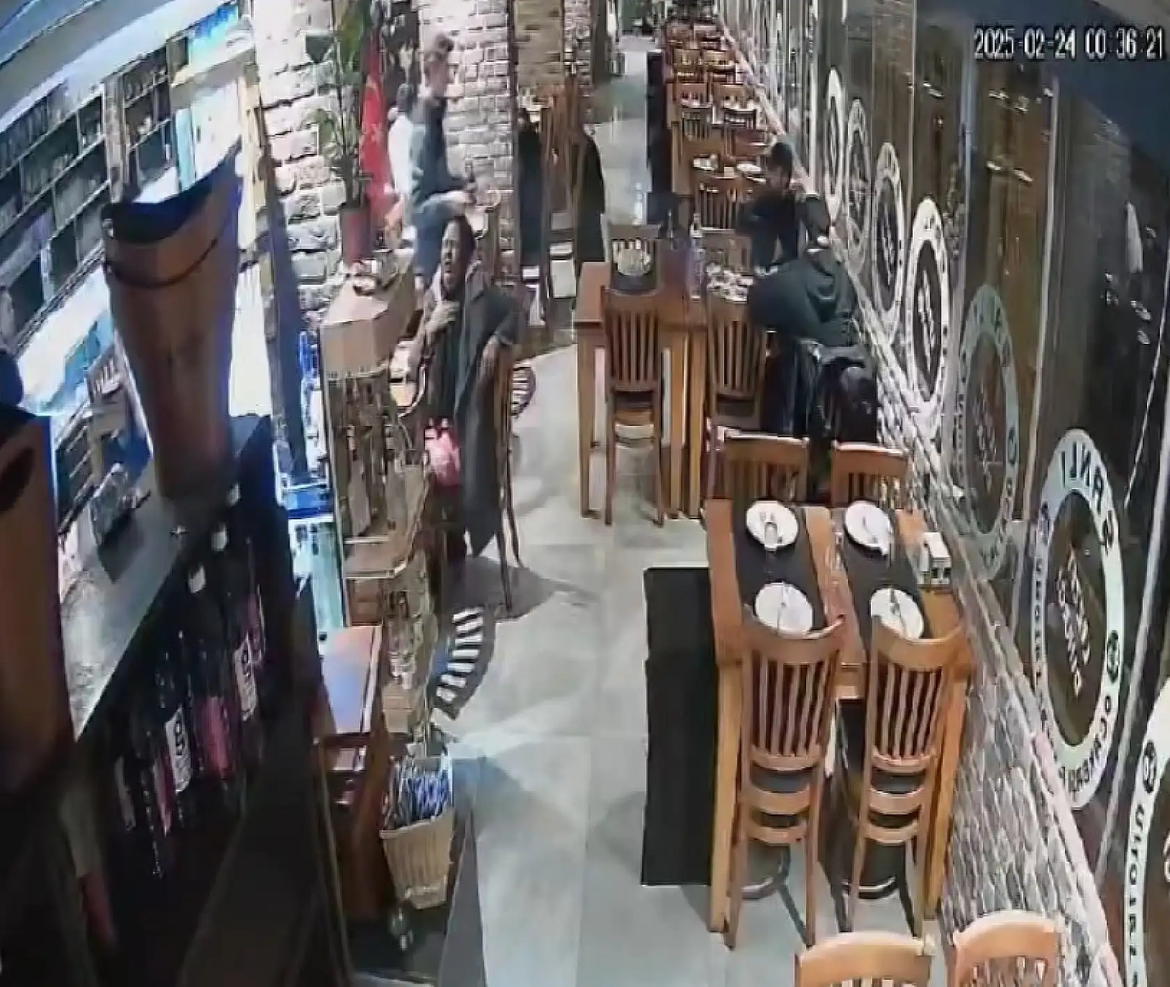 Restoranda panik anları! İngiliz turistin hayatını kurtaran kahraman garson