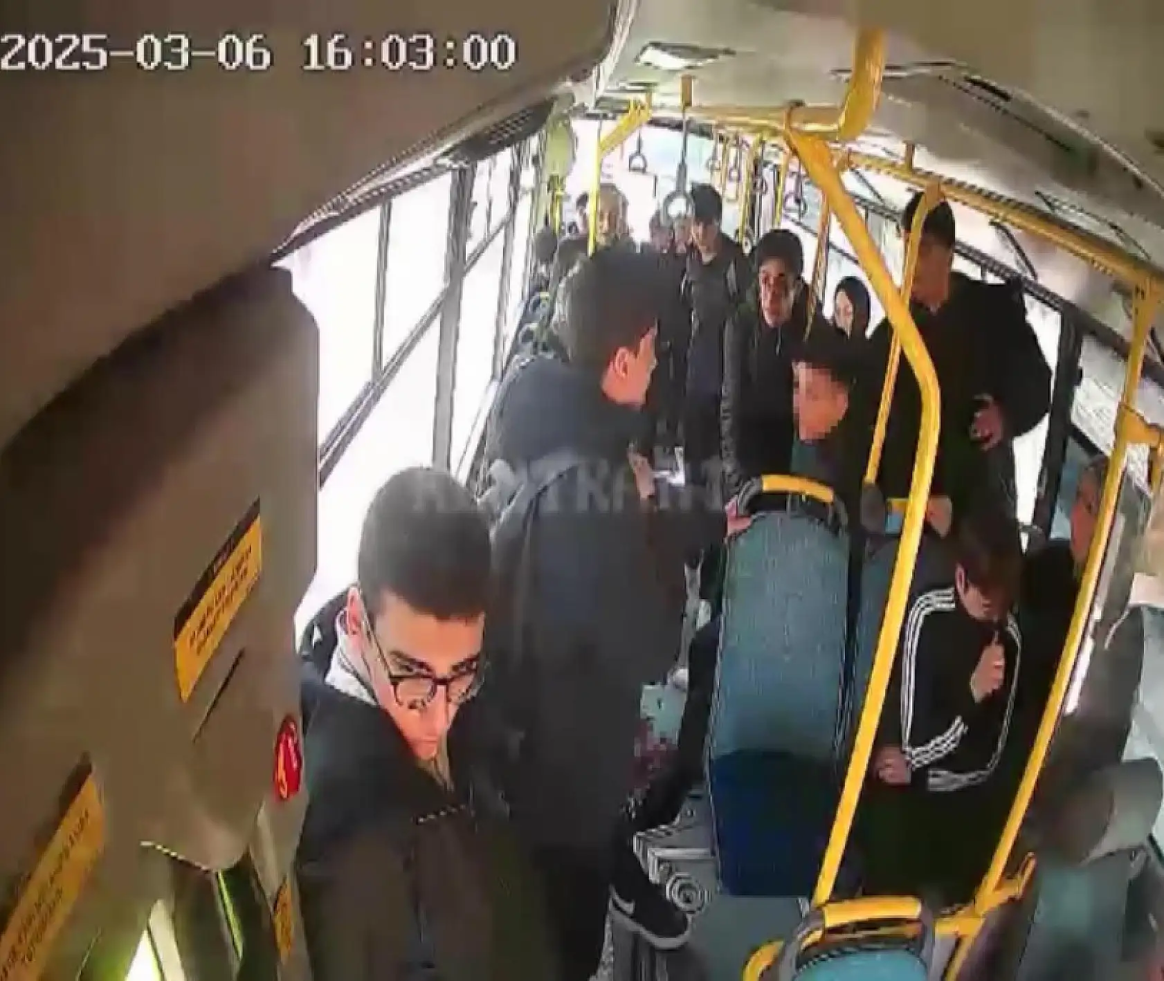 Okul çıkışı çıkan kavgada 2 lise öğrencisi birbirini bıçakladı