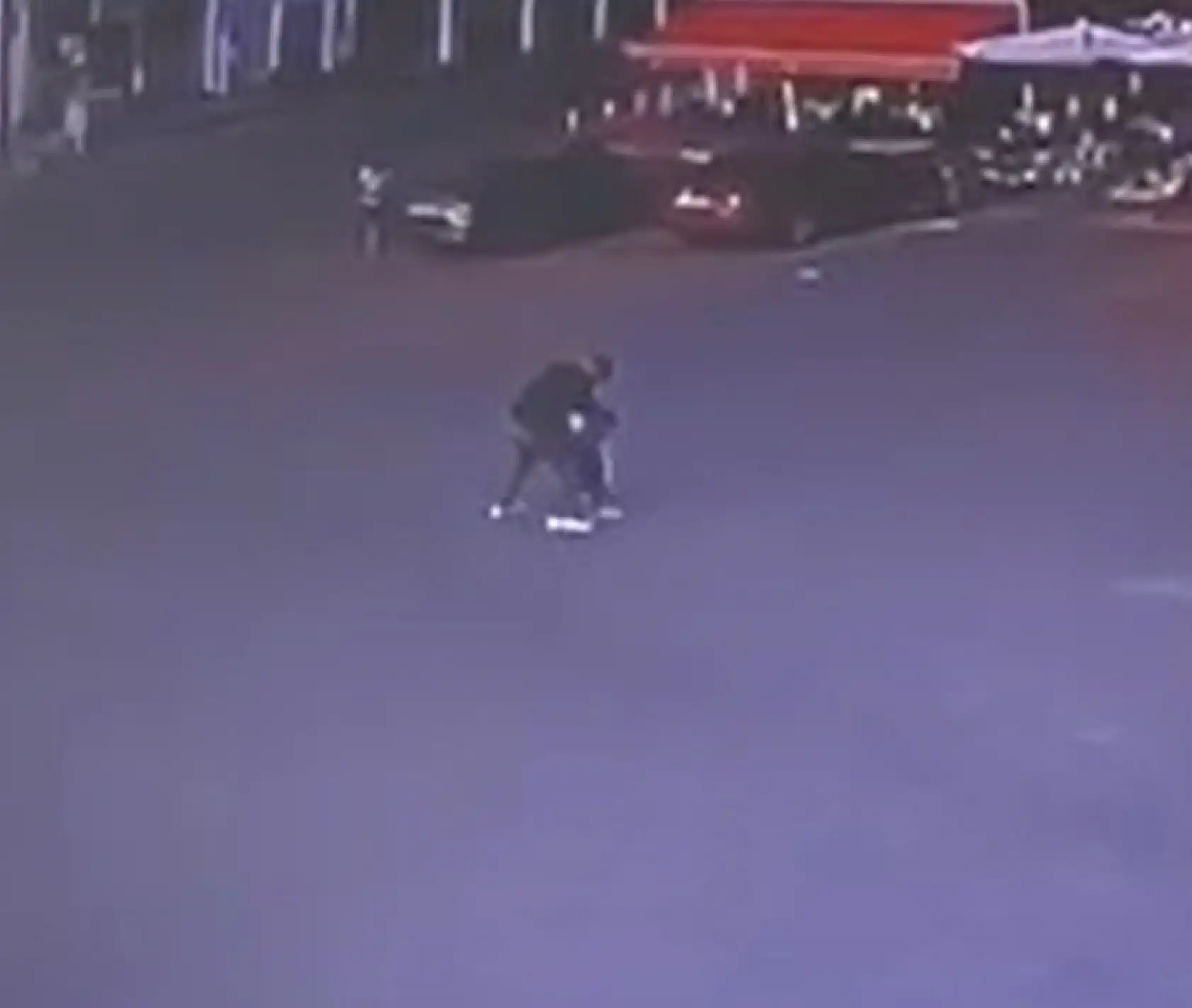 Boşanma aşamasındaki eşi tarafından, sokak ortasında 12 yerinden bıçaklandı